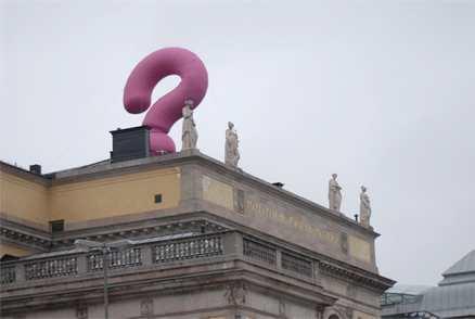”Frågetecknet”, installation av Maja Spasova på Konstakademins tak.