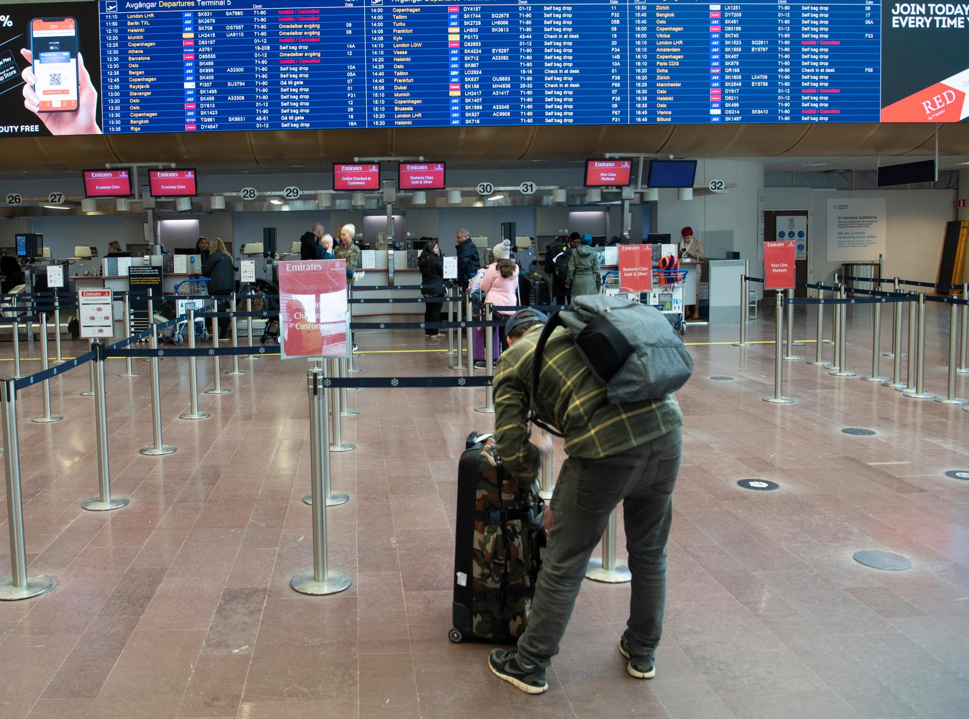 Resandet har påverkats kraftigt av coronautbrottet. På bilden syns en resenär på Arlanda flygplats utanför Stockholm. Bilden är från mitten av mars.