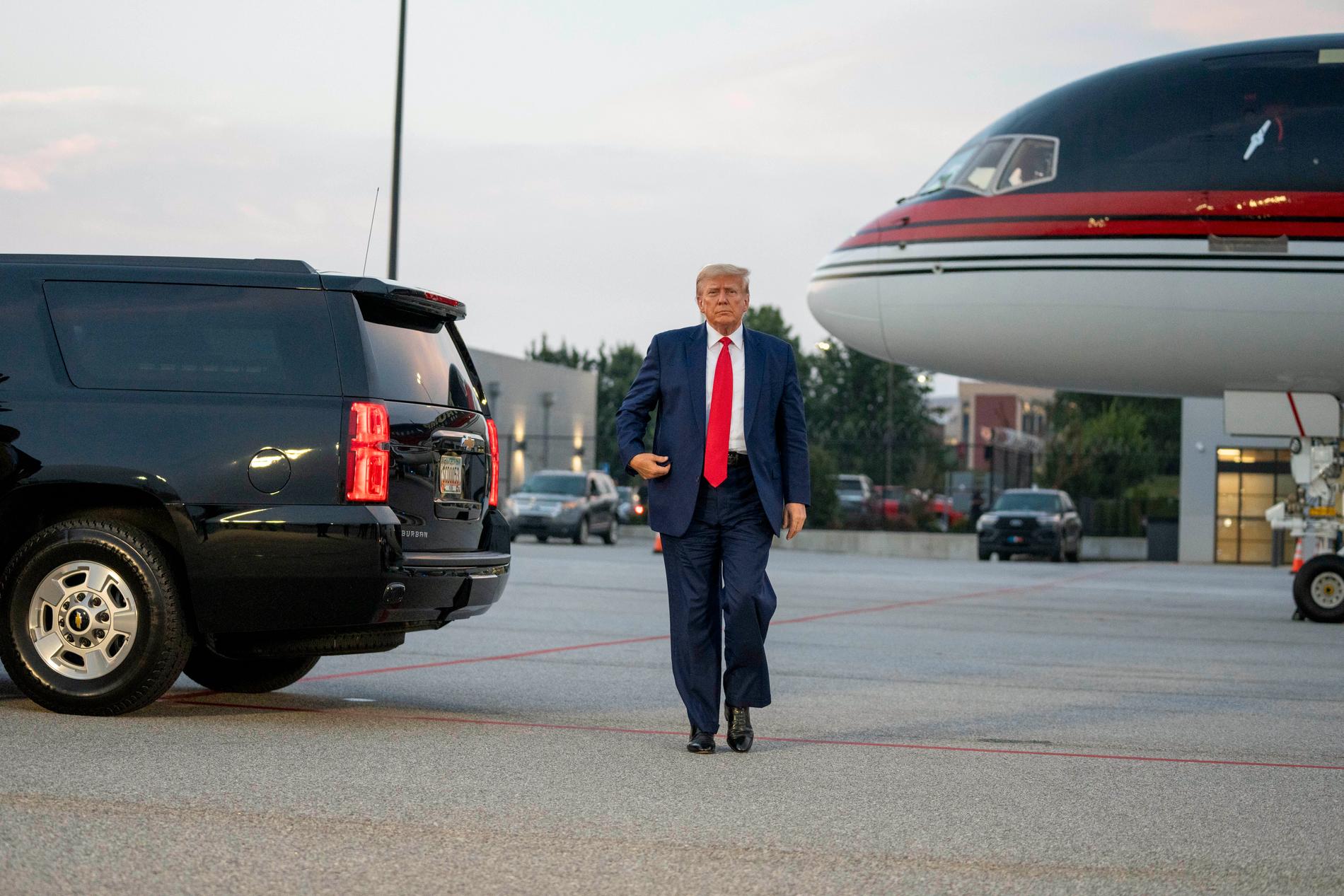 Trump på flygplatsen efter besöket i häktet.