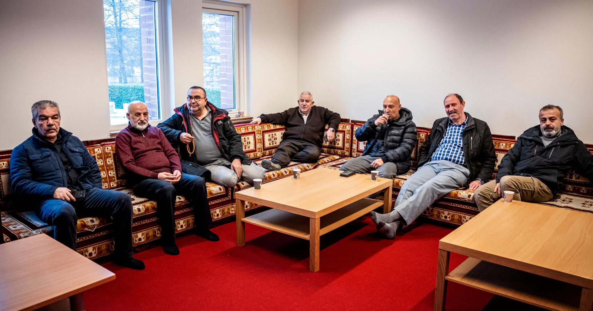 Ett tiotal män pratade om Jimmie Åkesson i ett rum under bönesalen i Fittja moské på söndagen.