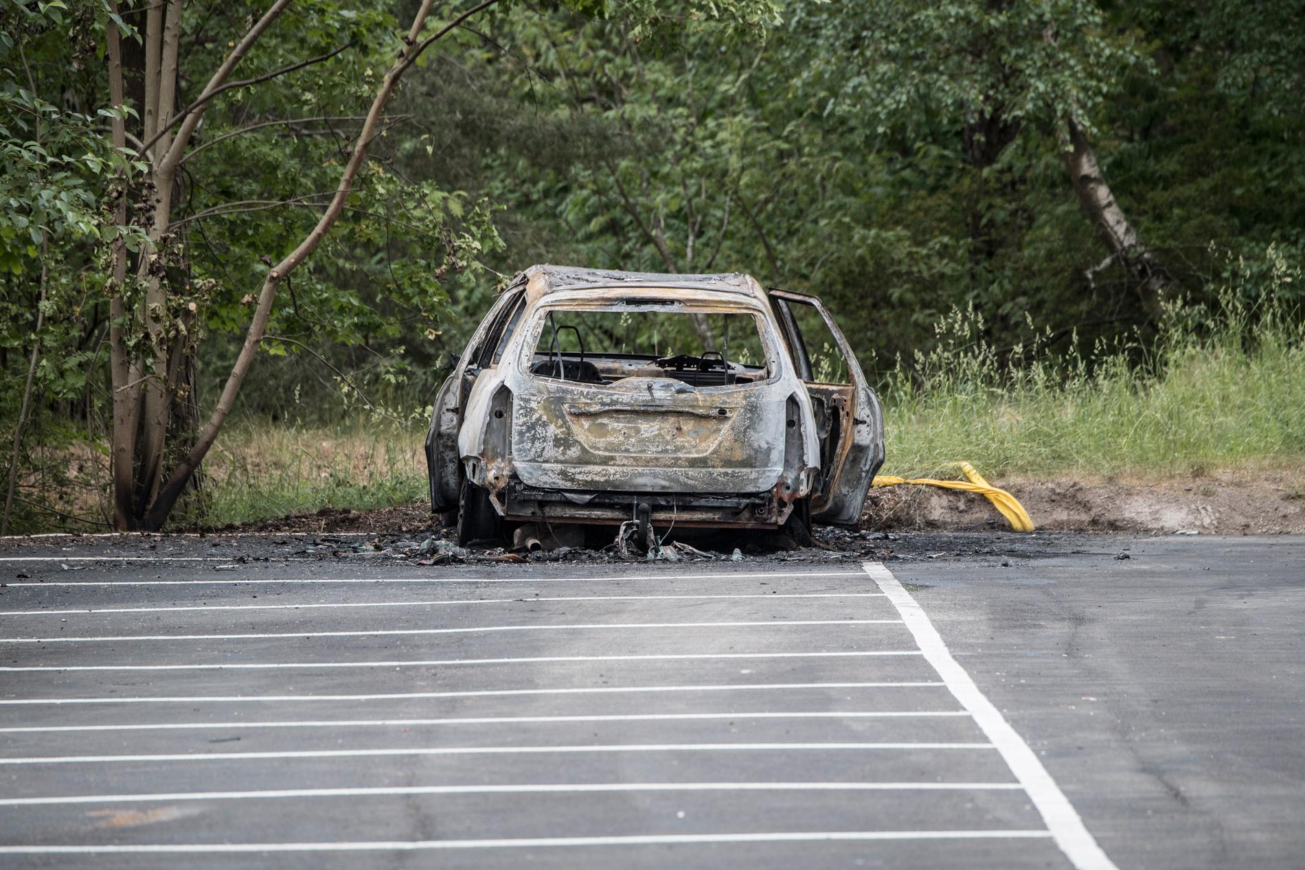 Den utbrända bilen kopplas till mordet på Lidingö. 
