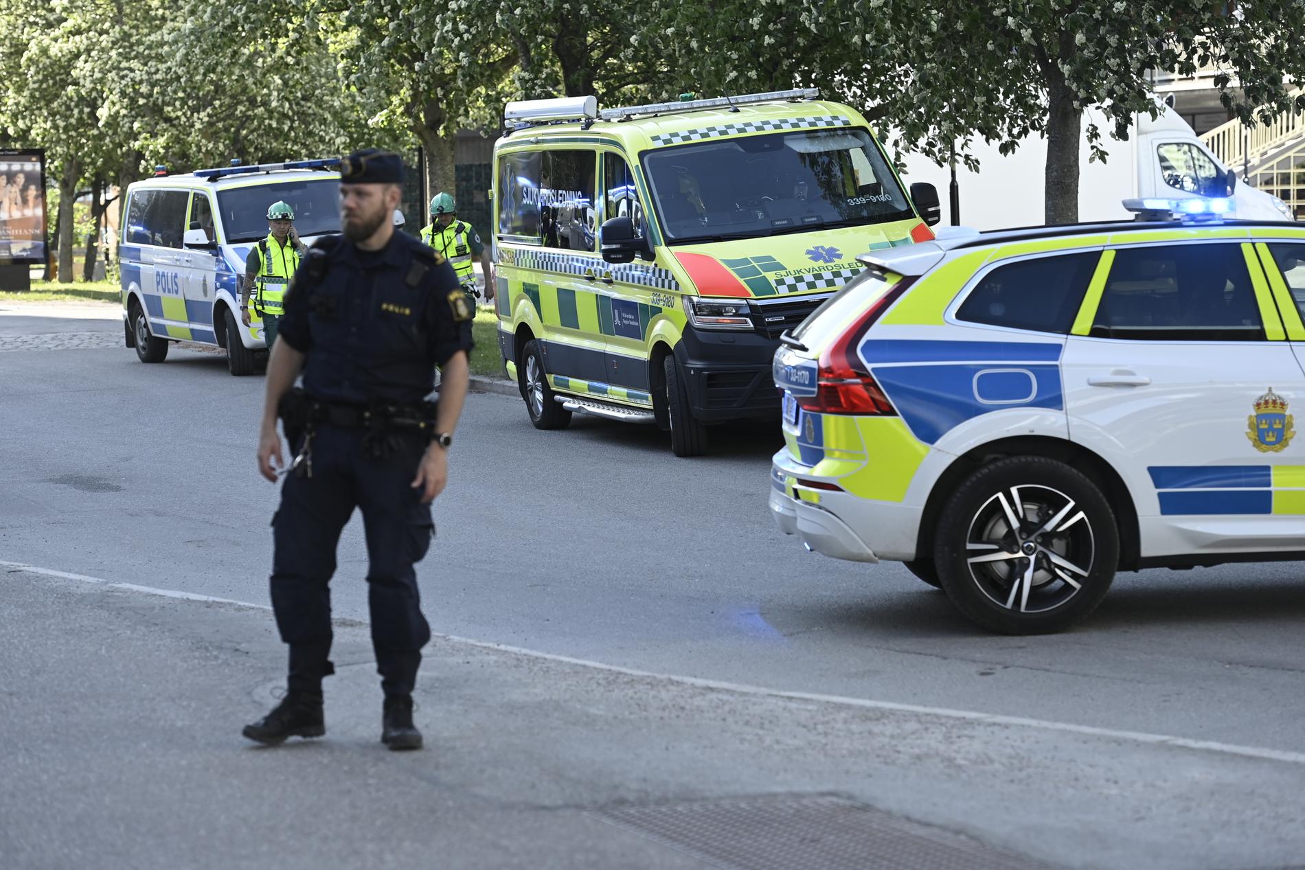 Polis på plats i Hagalund efter skjutningen.