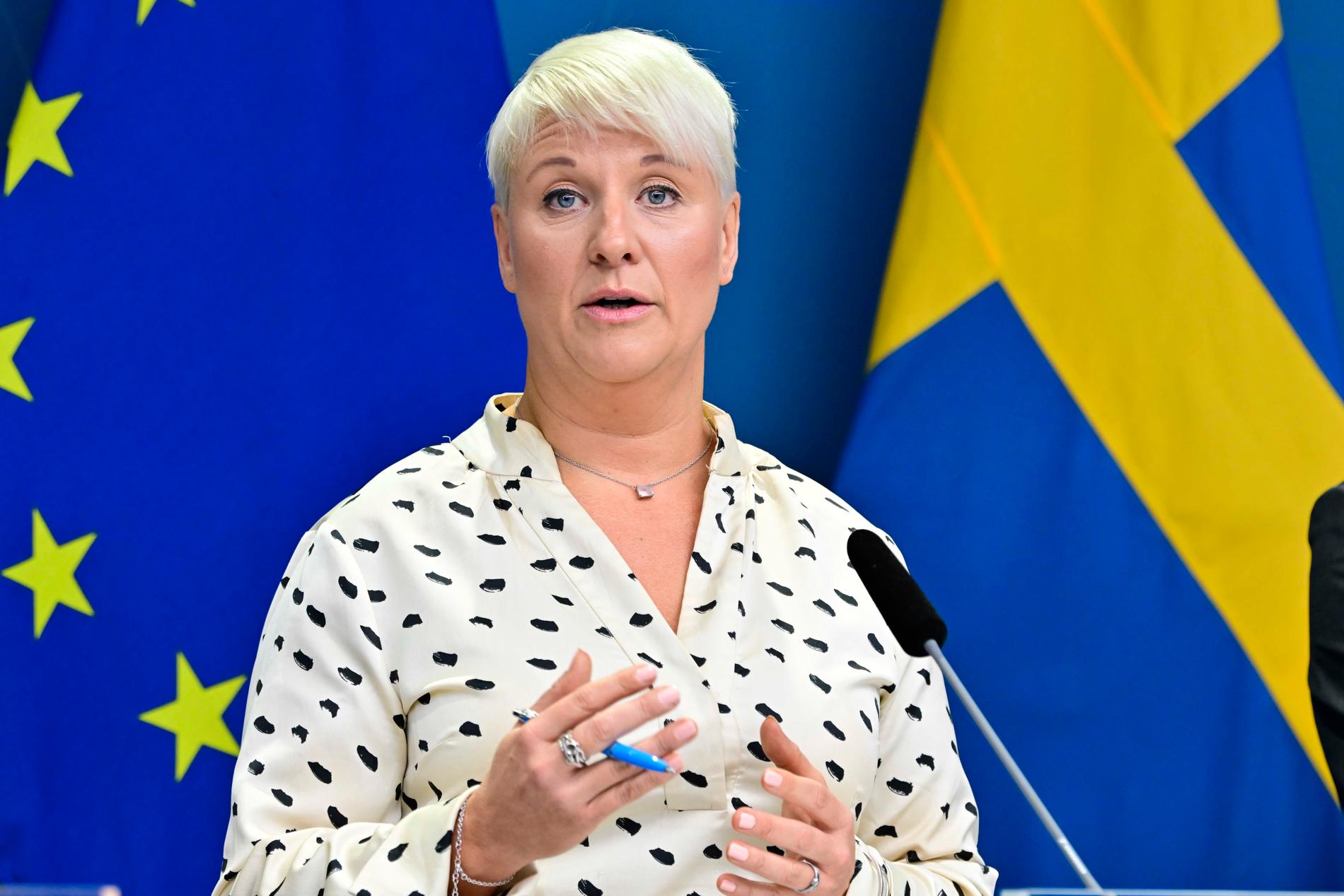 Socialförsäkringsminister Anna Tenje har givit olika besked om karensavdragets framtid.