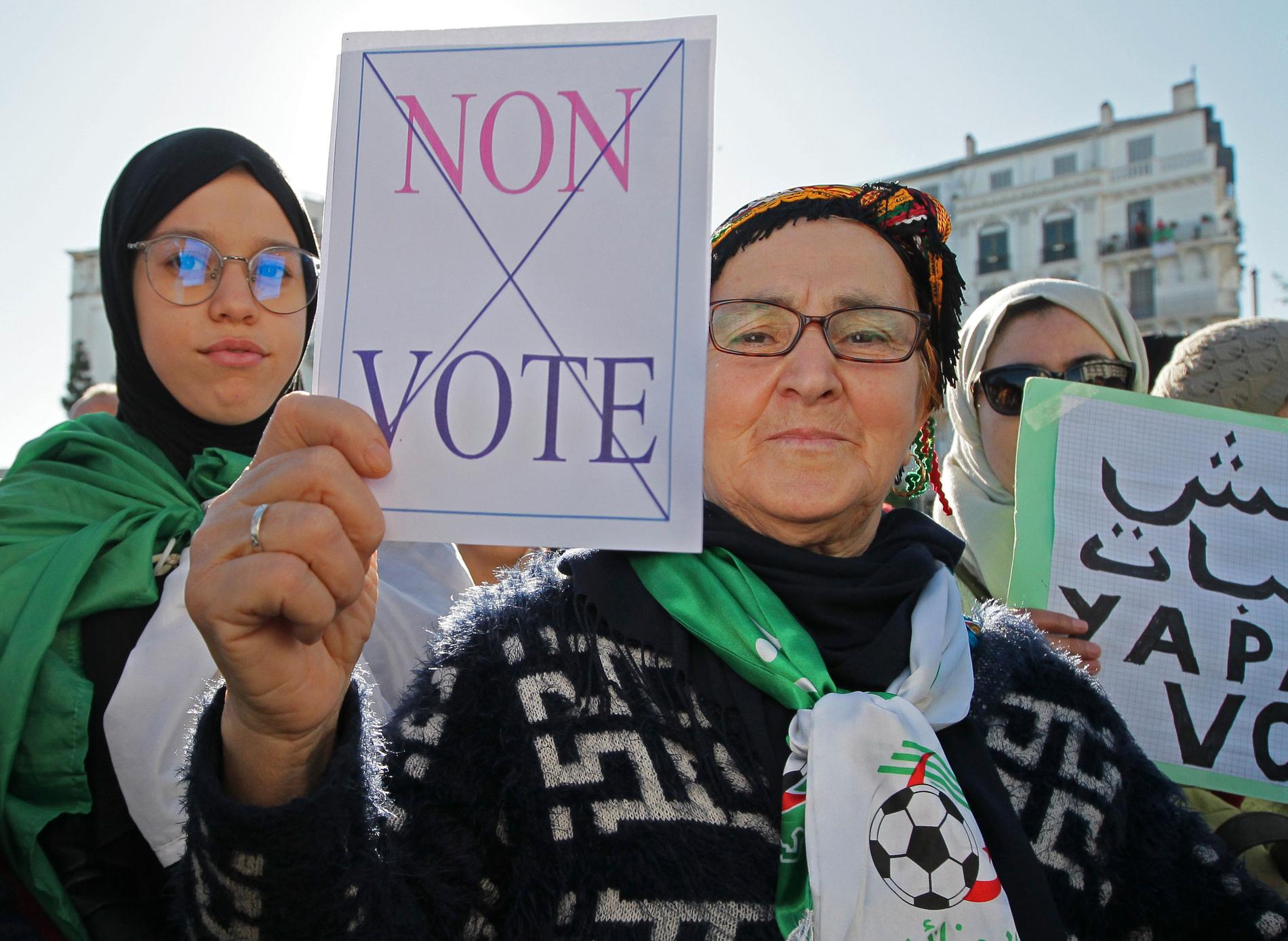 En algerisk demonstrant tydliggör att hon inte vill gå och rösta i valet den 12 december, vid fredagens demonstration i Alger.