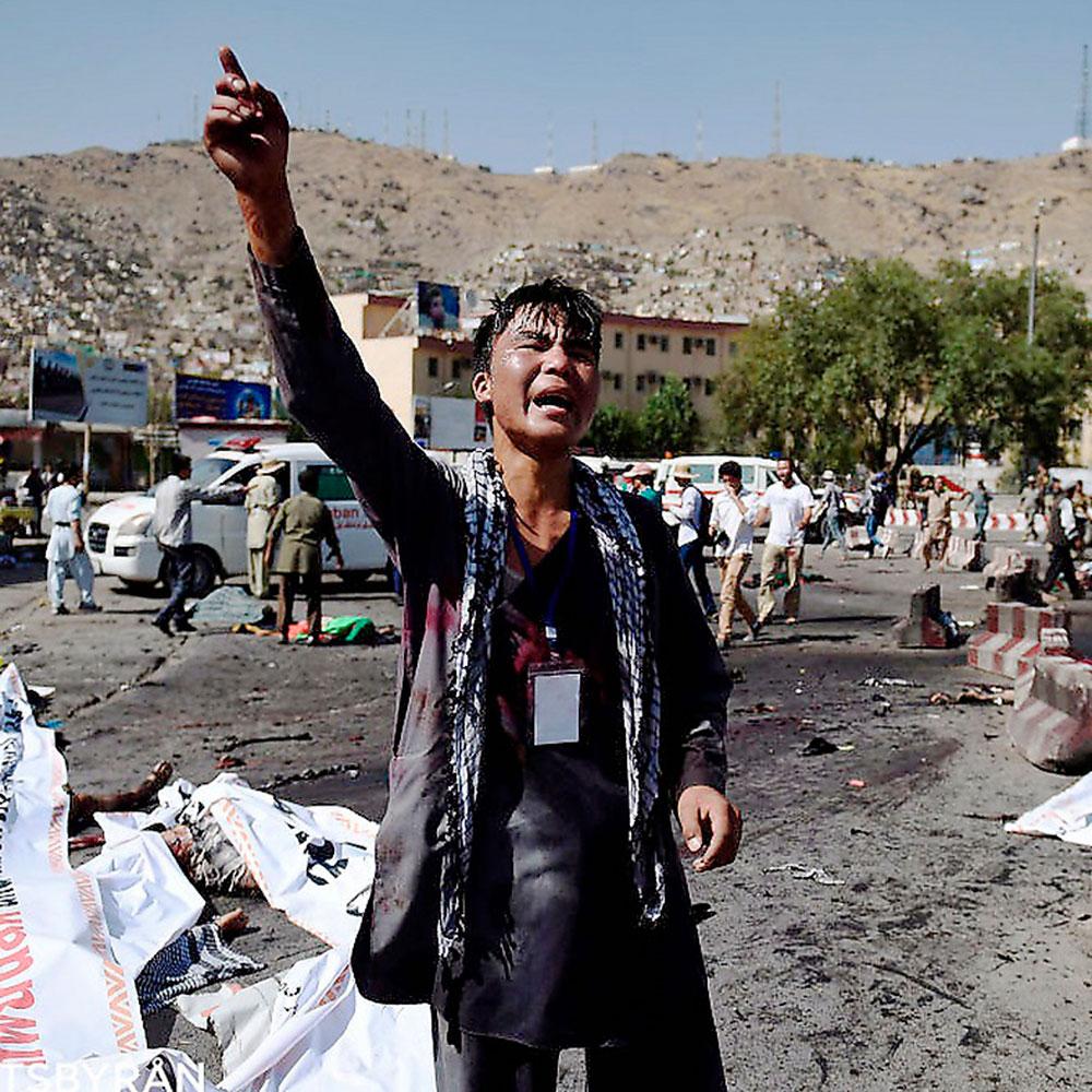 En afghansk demonstrant på plats efter en attack riktad mot hazarer i Kabul för två månader sedan.