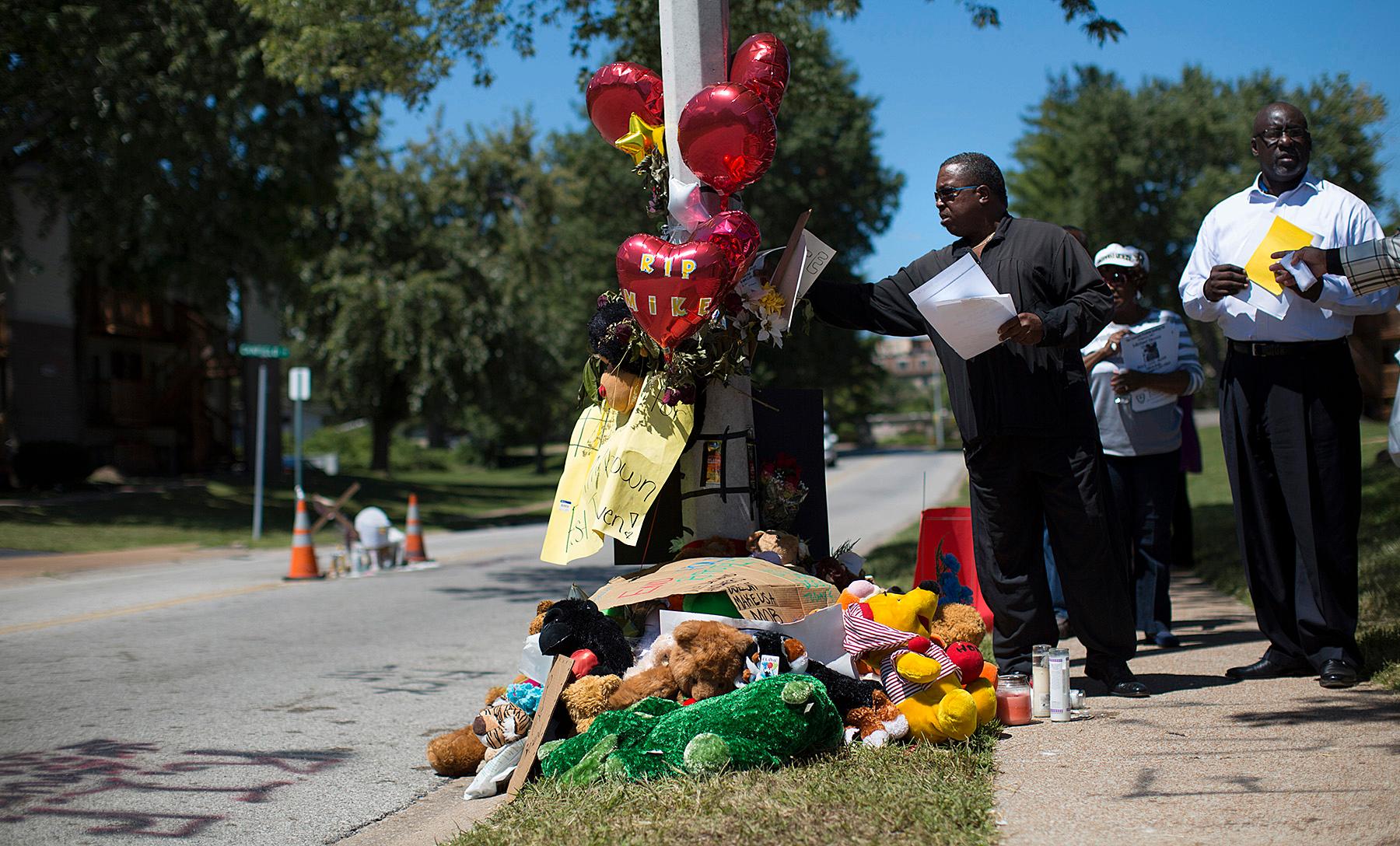 Upplopp i Missouri, USA efter att tonåringen Michael Brown  blivit skjuten av polis. Folk lägger blommor på platsen det hände.