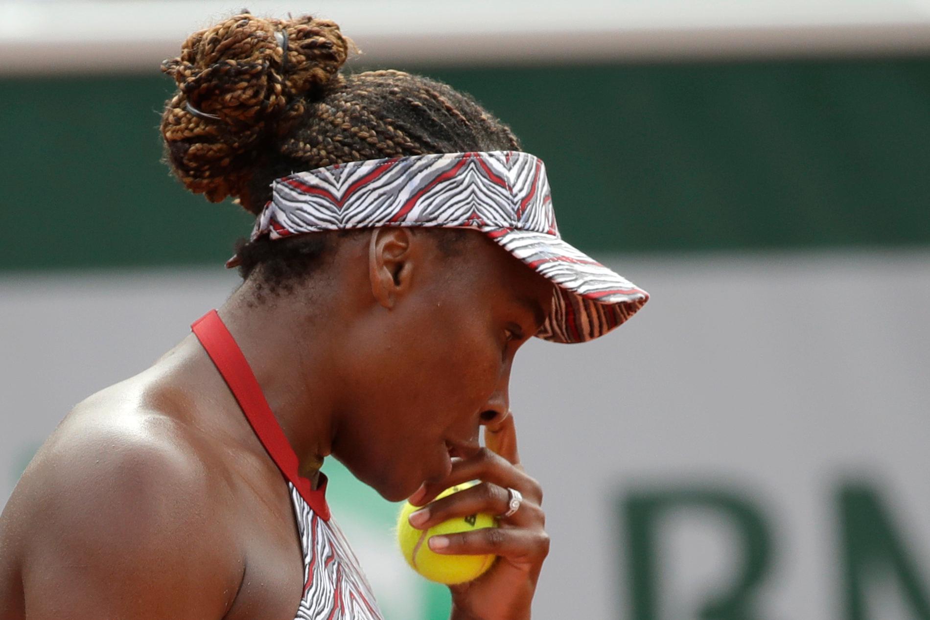 Venus Williams deppade under mötet mot kinesiskan Qiang Wang i Franska mästerskapen i tennis i Paris.