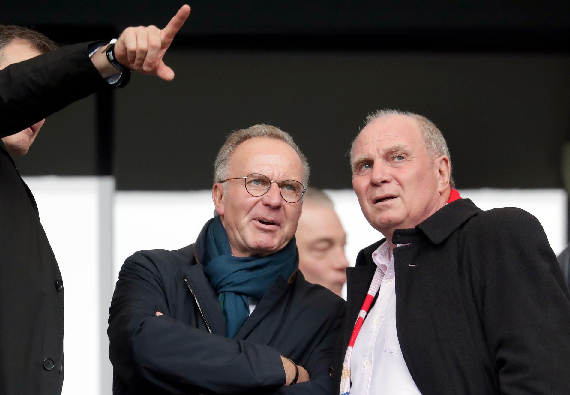 Bayern Münchens president Uli Hoeness till höger.