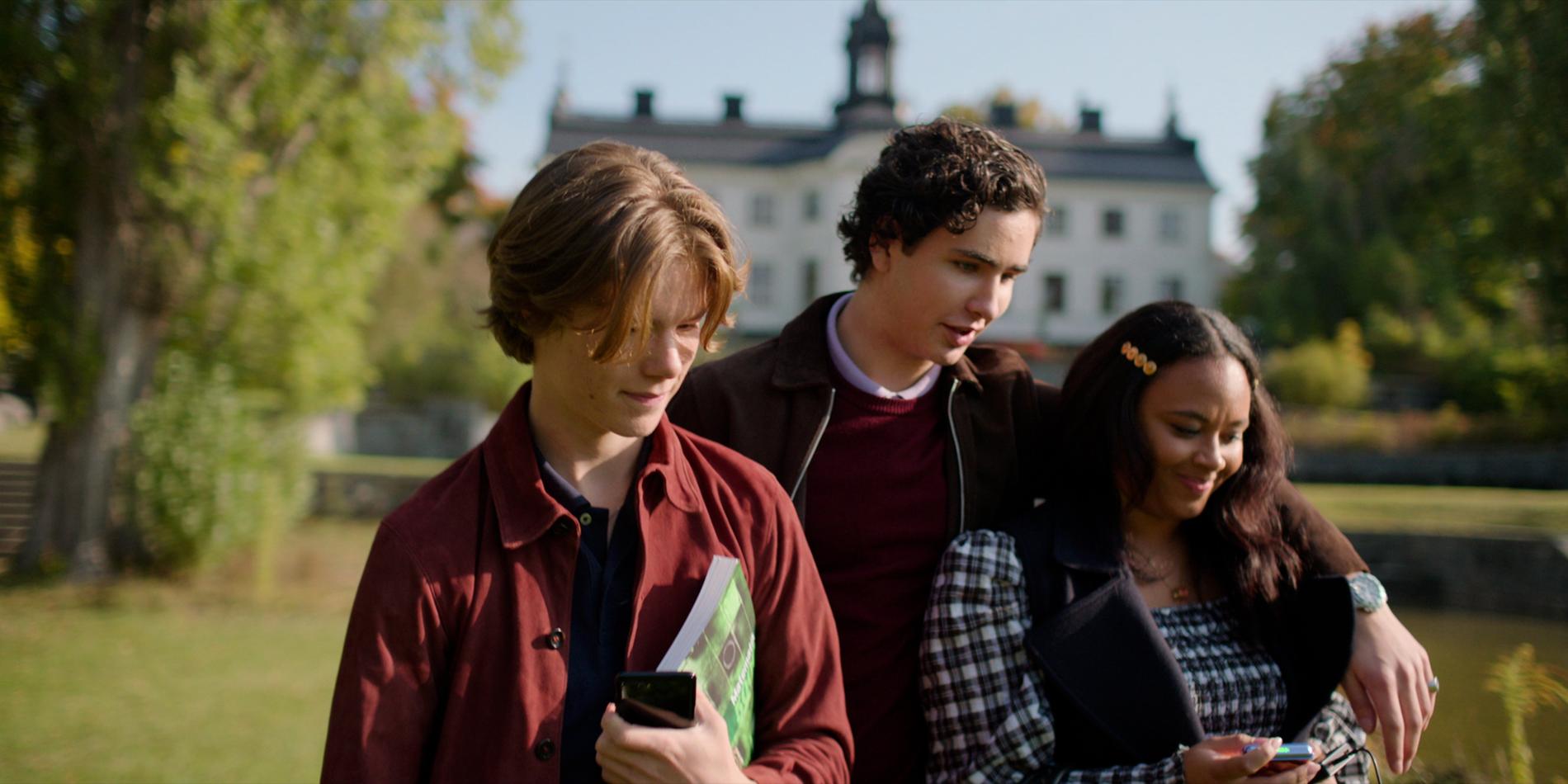 Edvin Ryding, Malte Myrenberg Gårdinger och Nikita Uggla spelar några av ungdomarna på internatskolan i Netflix-serien "Young royals". Pressbild.