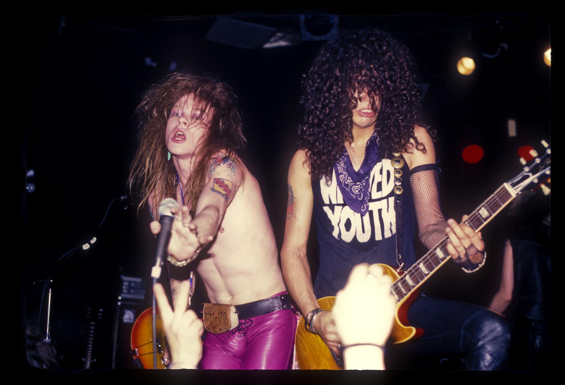 Axl Rose och Slash. Bilden är tagen när Guns N’ Roses uppträdde på Whiskey A-Go-Go i Los Angeles den 16 mars 1987, drygt fyra månader innan de släppte debutskivan ”Appetite for destruction”. 