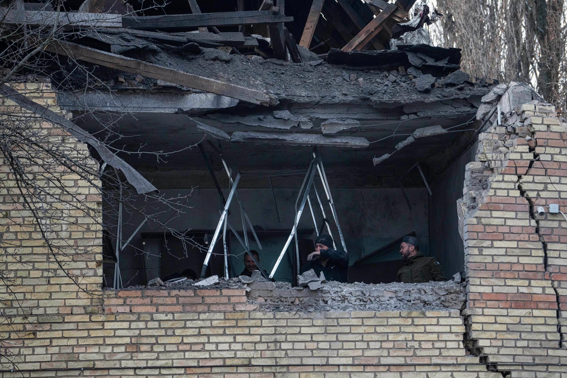 Skador på hus efter explosionerna i Kiev under ondagsmorgonen.