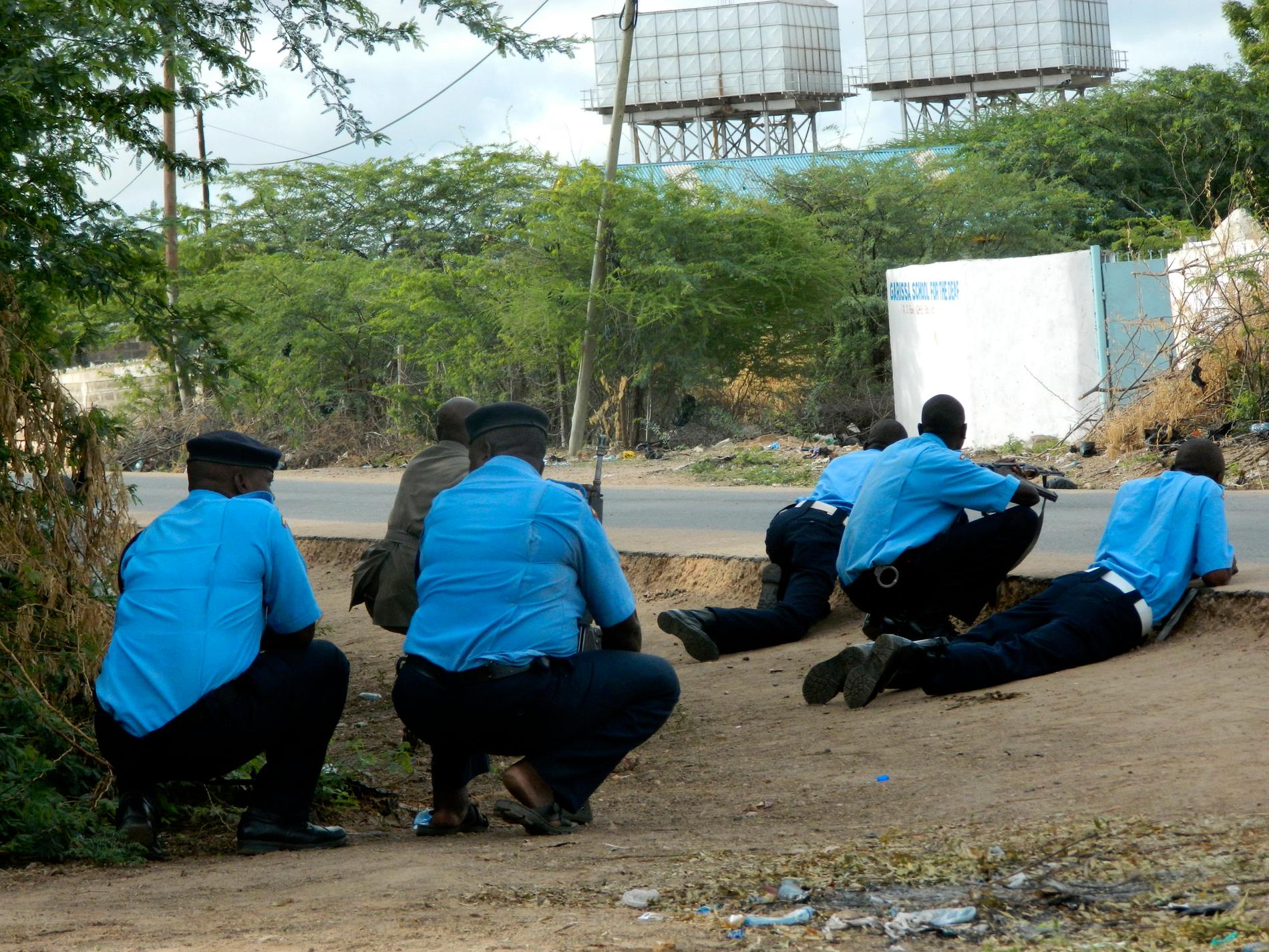 Kenyansk polis vid universitetet.
