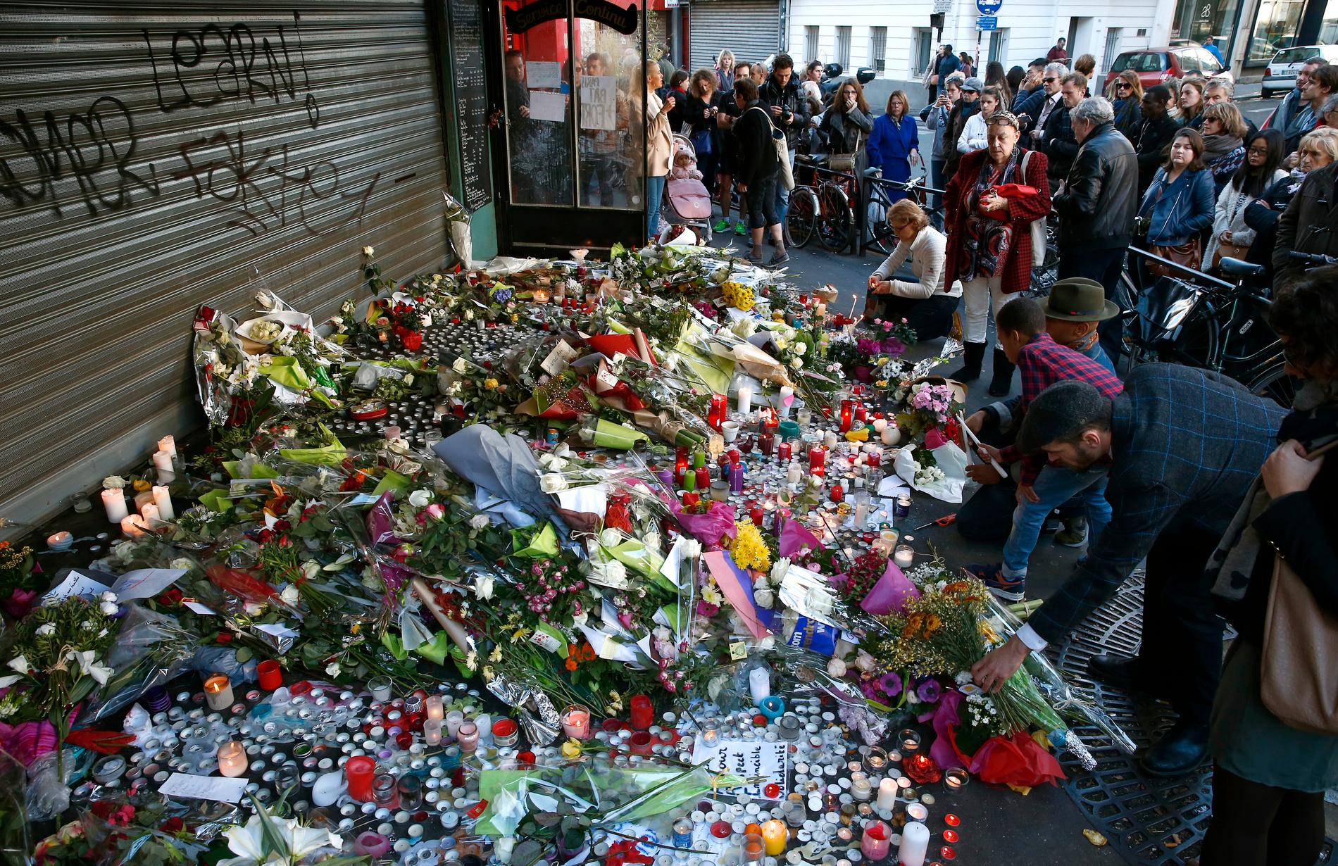 Parisare hedrar dödsoffren.