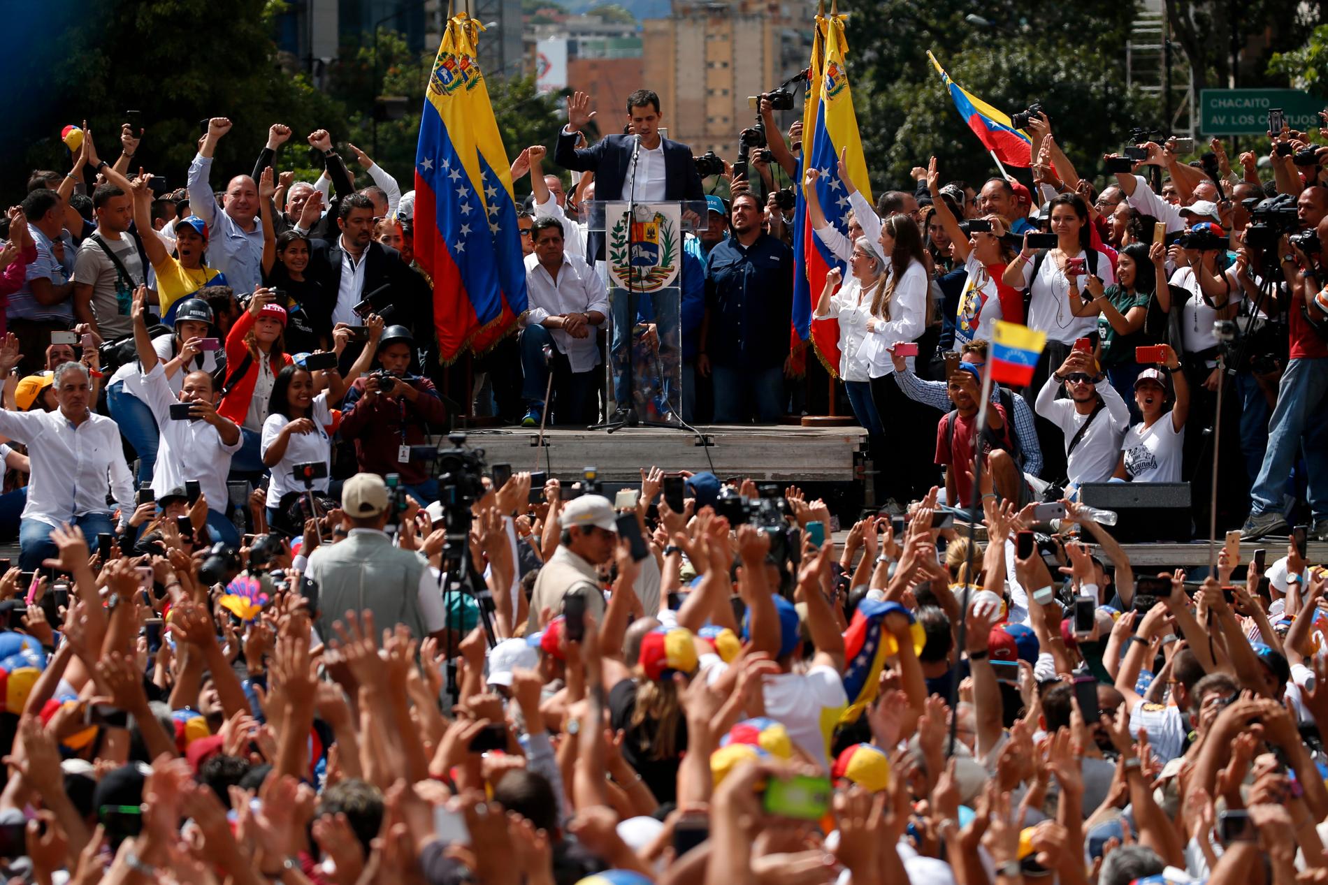 Den venezuelanska oppositionsledaren Juán Guaidó under en ceremoni i Caracas 23 januari i år där han symboliskt svors in som landets övergångspresident.