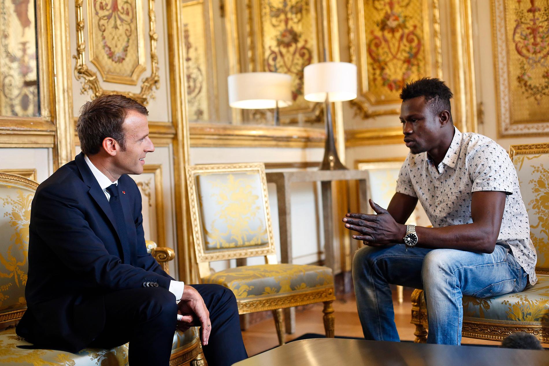 Frankrikes president Emmanuel Macron möter Mamoudou Gassama, 22, från Mali som räddade en fyraåring som hängde ut från en balkongen.
