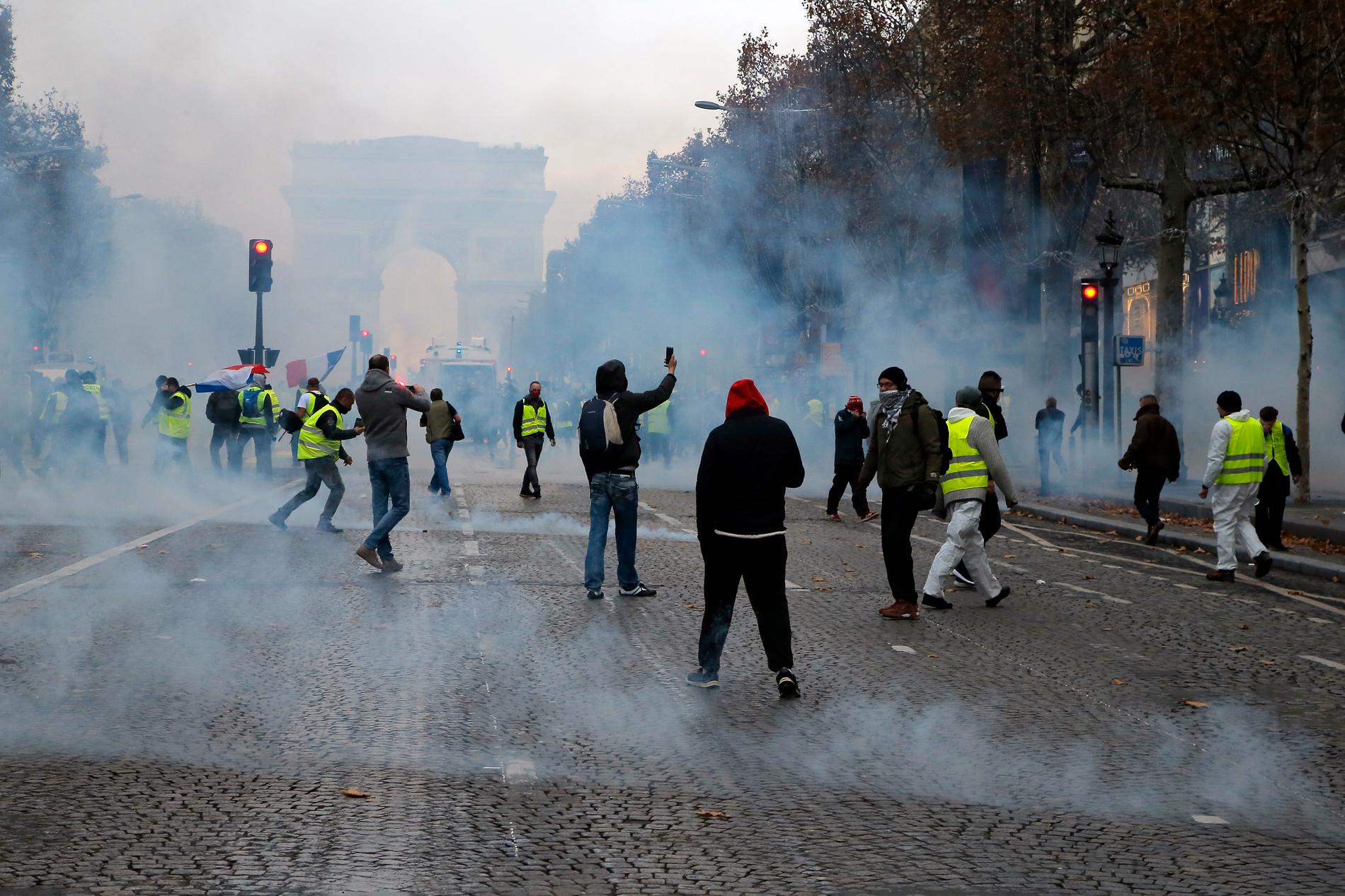Demonstranter på Champs-Élysées i Paris möttes av tårgas och vattenkanoner.