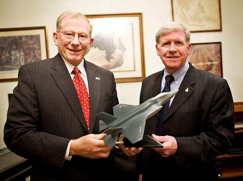 de vann striden Lockheed Martins Dana B Pierce och James D Latham jublar över att företaget har vunnit affären med Norge i november 2008. Därmed är den svenska Jas-affären officiellt ett fiasko.