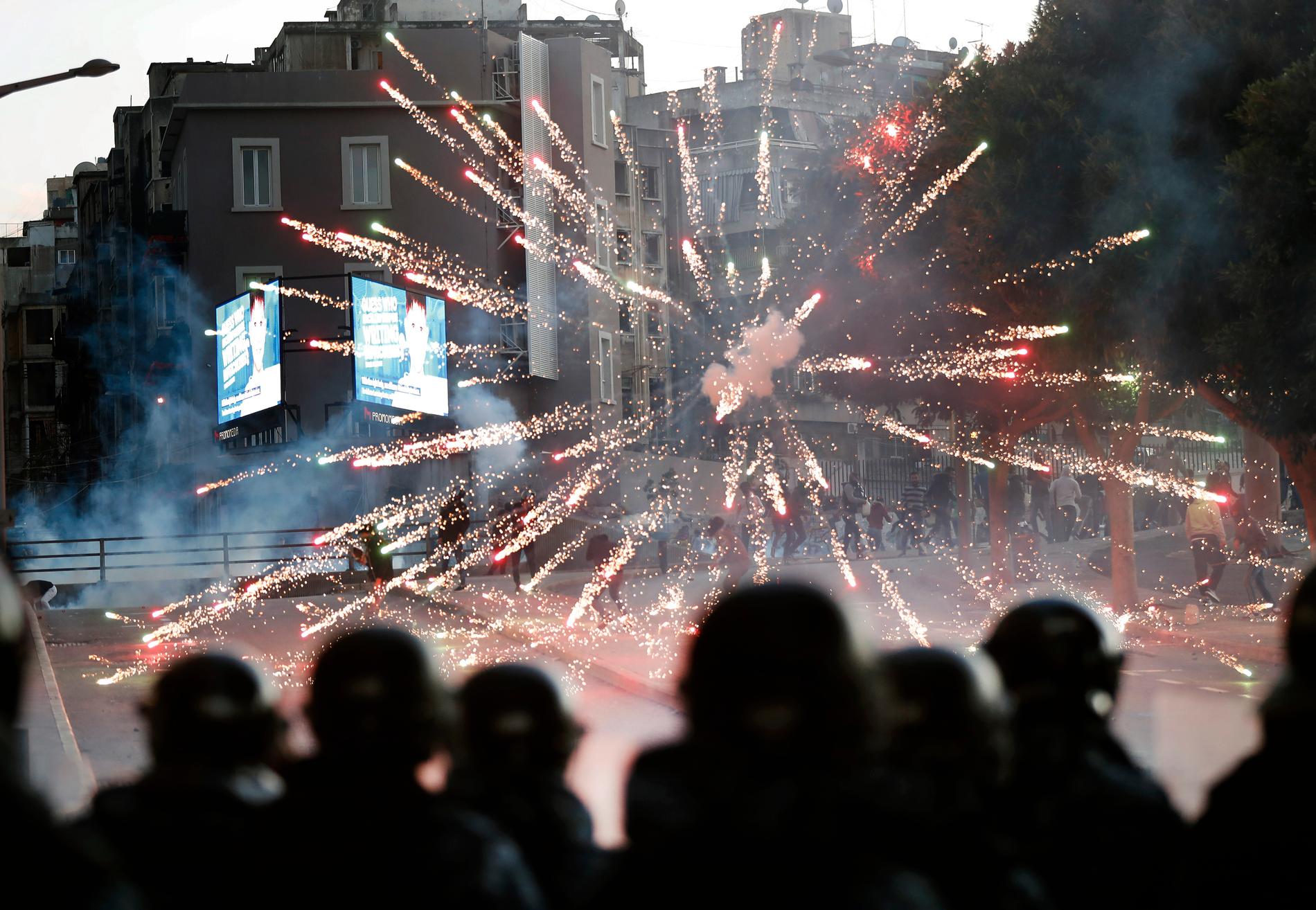 De regeringskritiska demonstranterna i Libanons huvudstad Beirut möttes i helgen av tårgas, gummikulor och vattenkanoner.