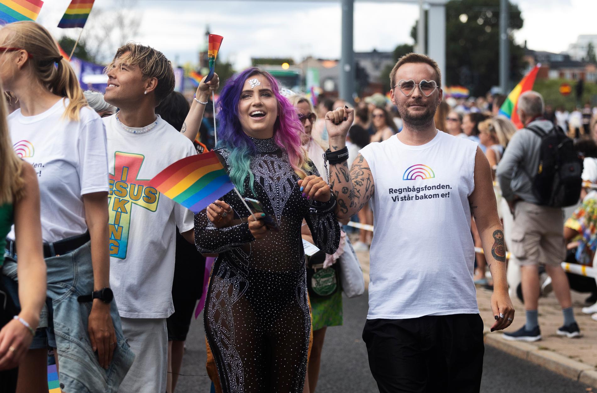 Linnea Claeson i Prideparaden 2022. Nu är hon en av deltagarna i ”Superstars”.