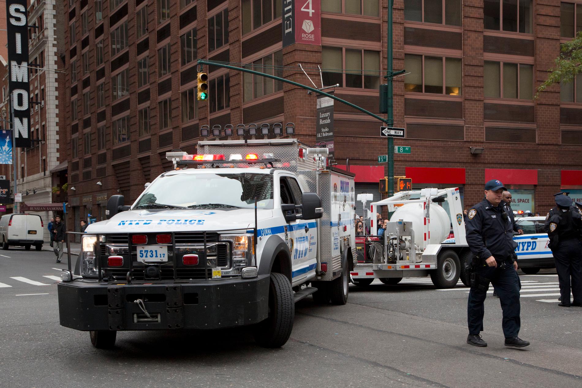 Ett polisfordon i Manhattan i New York forslar bort ett föremål efter att en misstänkt bomförsändelse påträffats.