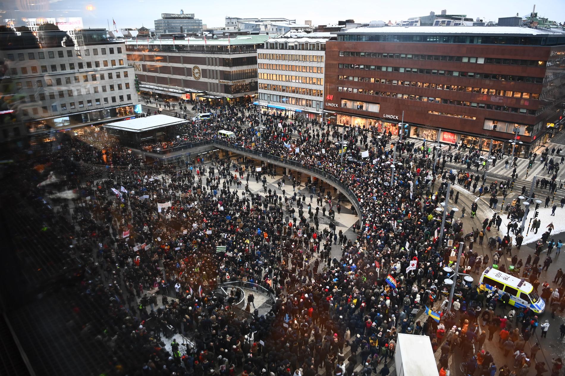 Sergels torg i Stockholm där vaccinpass-demonstranterna samlats.