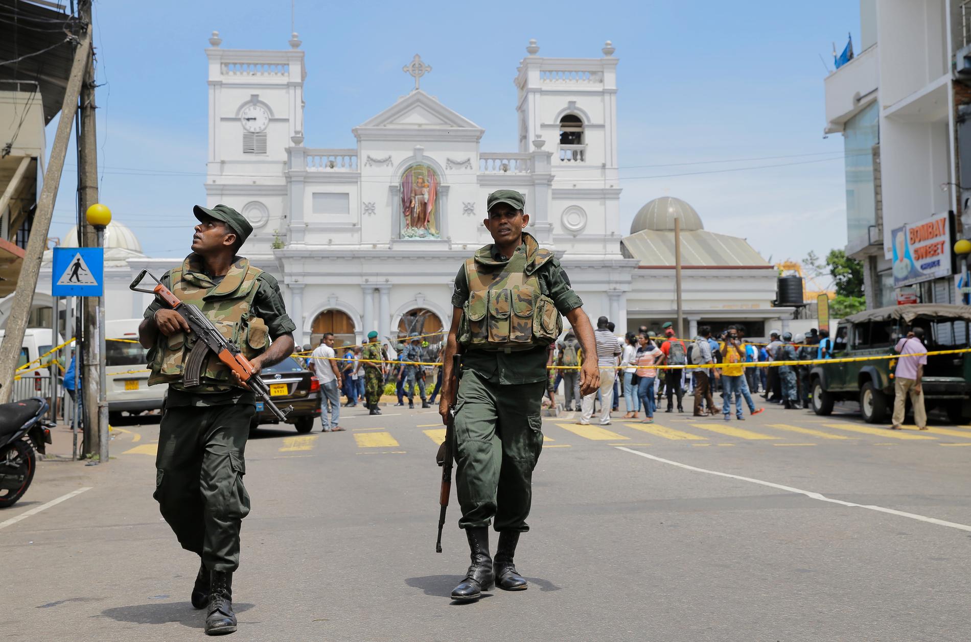 Soldater säkrar området runt kyrkan St. Anthony i Colombo.