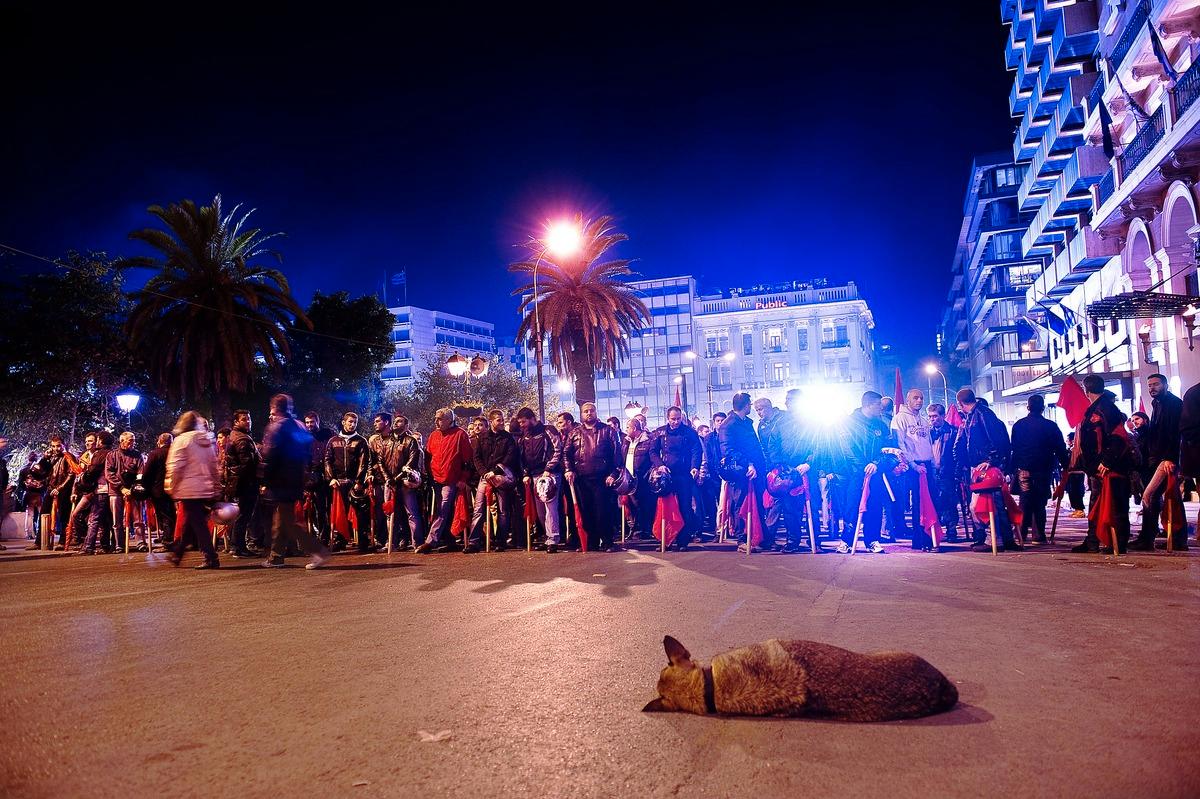 Demonstranter utanför det grekiska parlamentet i går kväll.