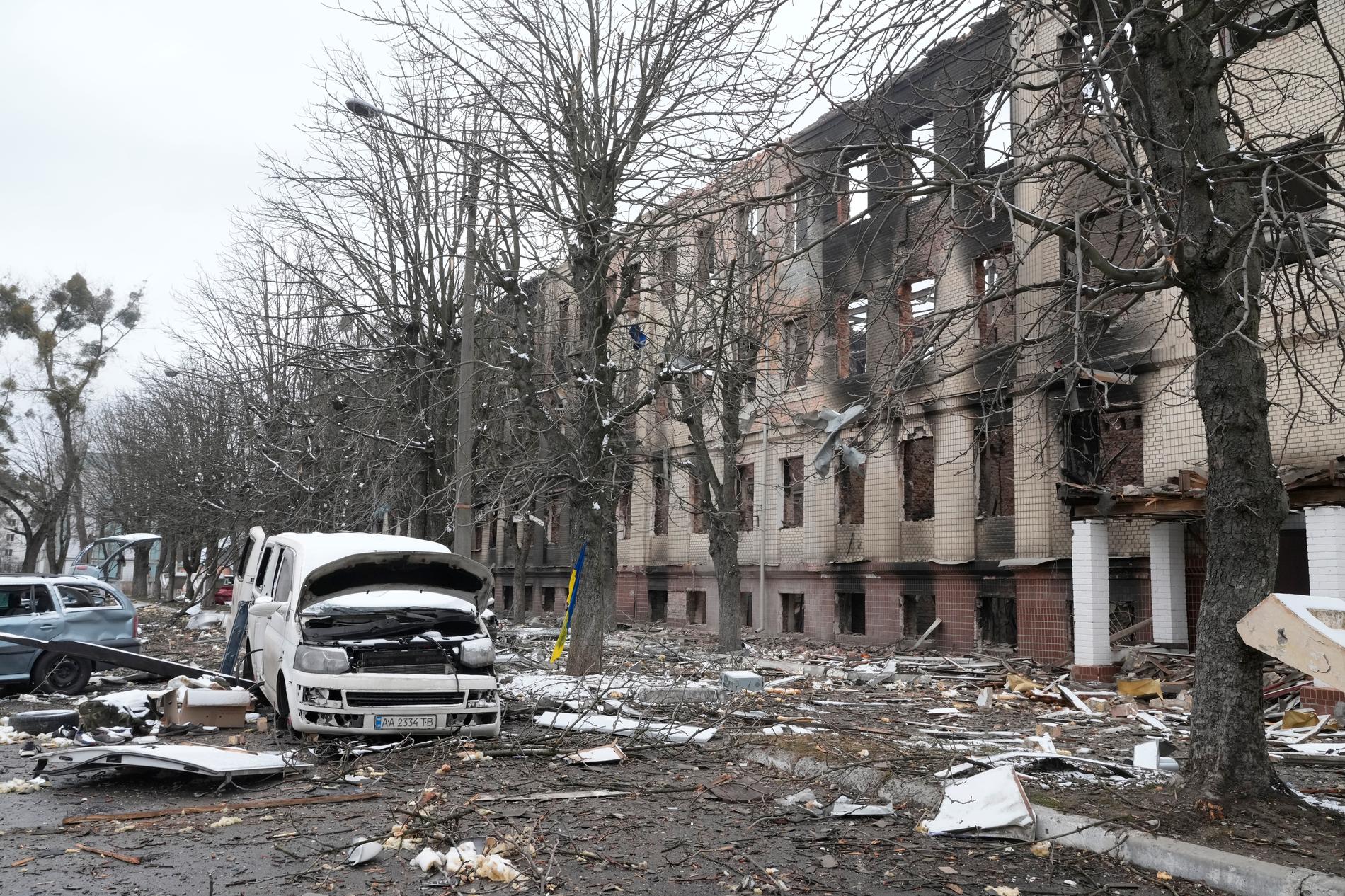 Trasiga bilar och hus efter ryska attacker i utkanten av Kiev.