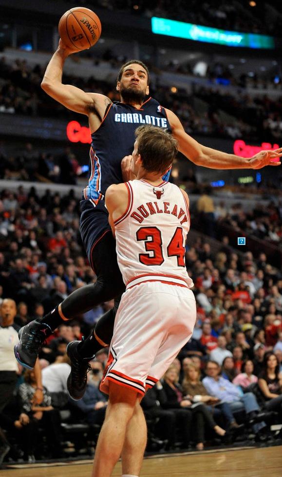 Taylor dunkar mot Chicago Bulls Mike Dunleavy.
