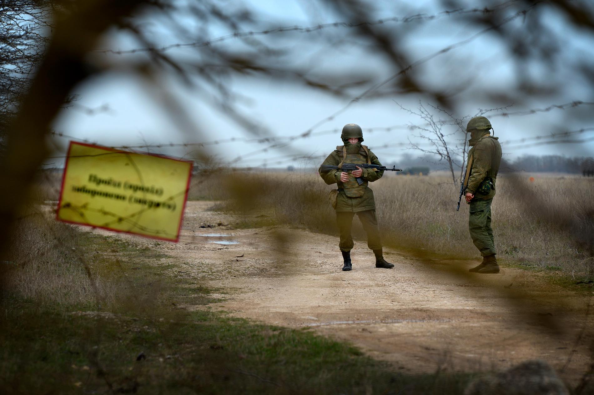 Ryska trupper utanför flygbasen i Belbek på Krim.