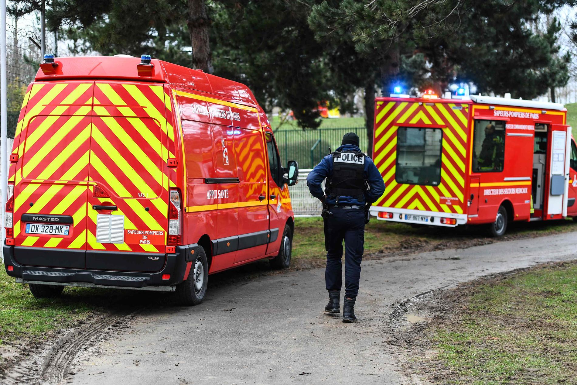 Polis och räddningstjänst vid parken i södra Paris där knivattacken skedde på fredagseftermiddagen.