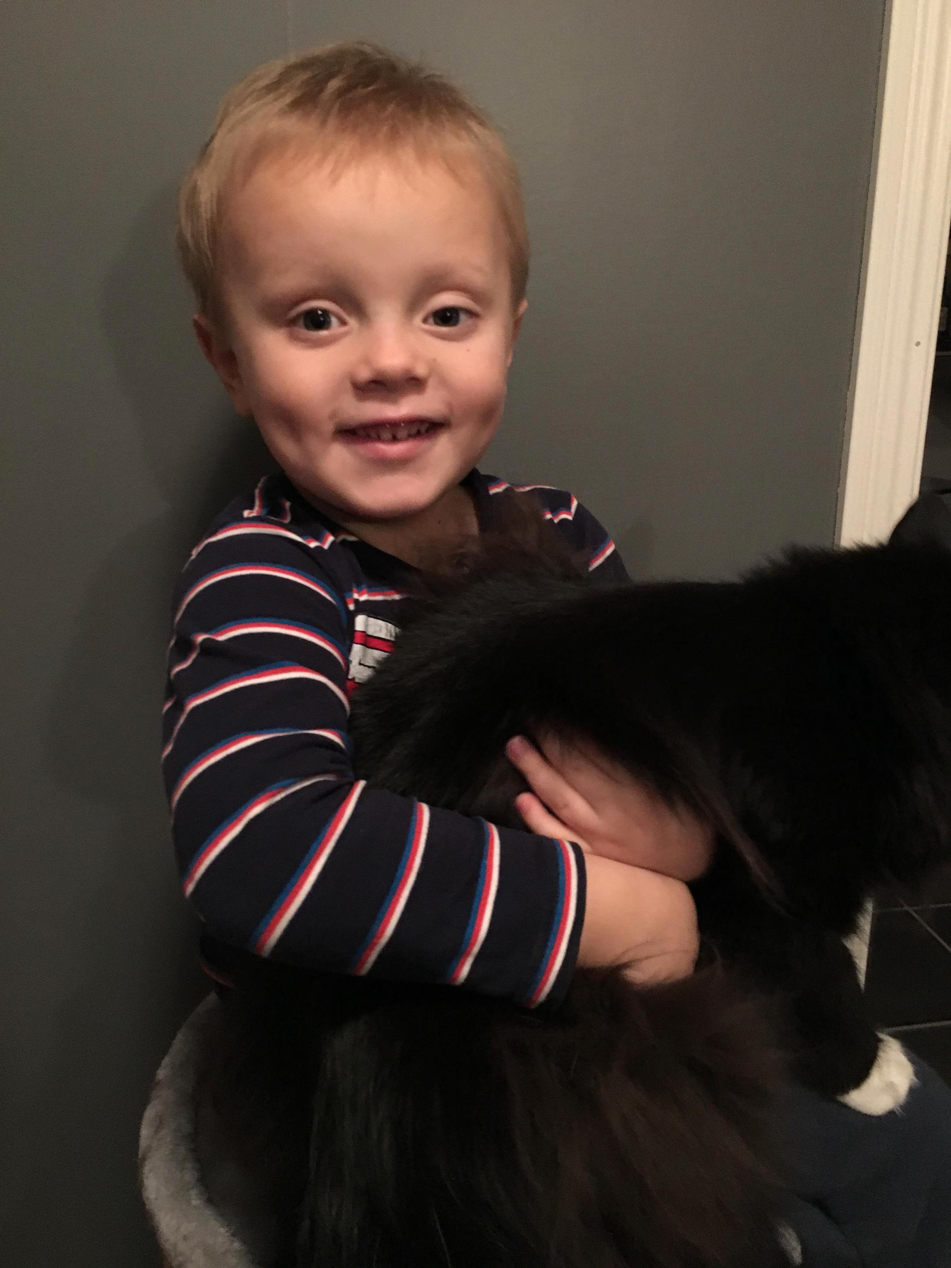 Samuel med sin katt Lakrits.