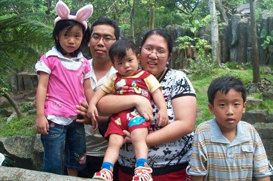 Chandra Susanto, hans fru och tre barn skulle spendera semestern med Chandras pappa i Singapore - men tackar nu högre makter för att man tvingades avboka sin resa.