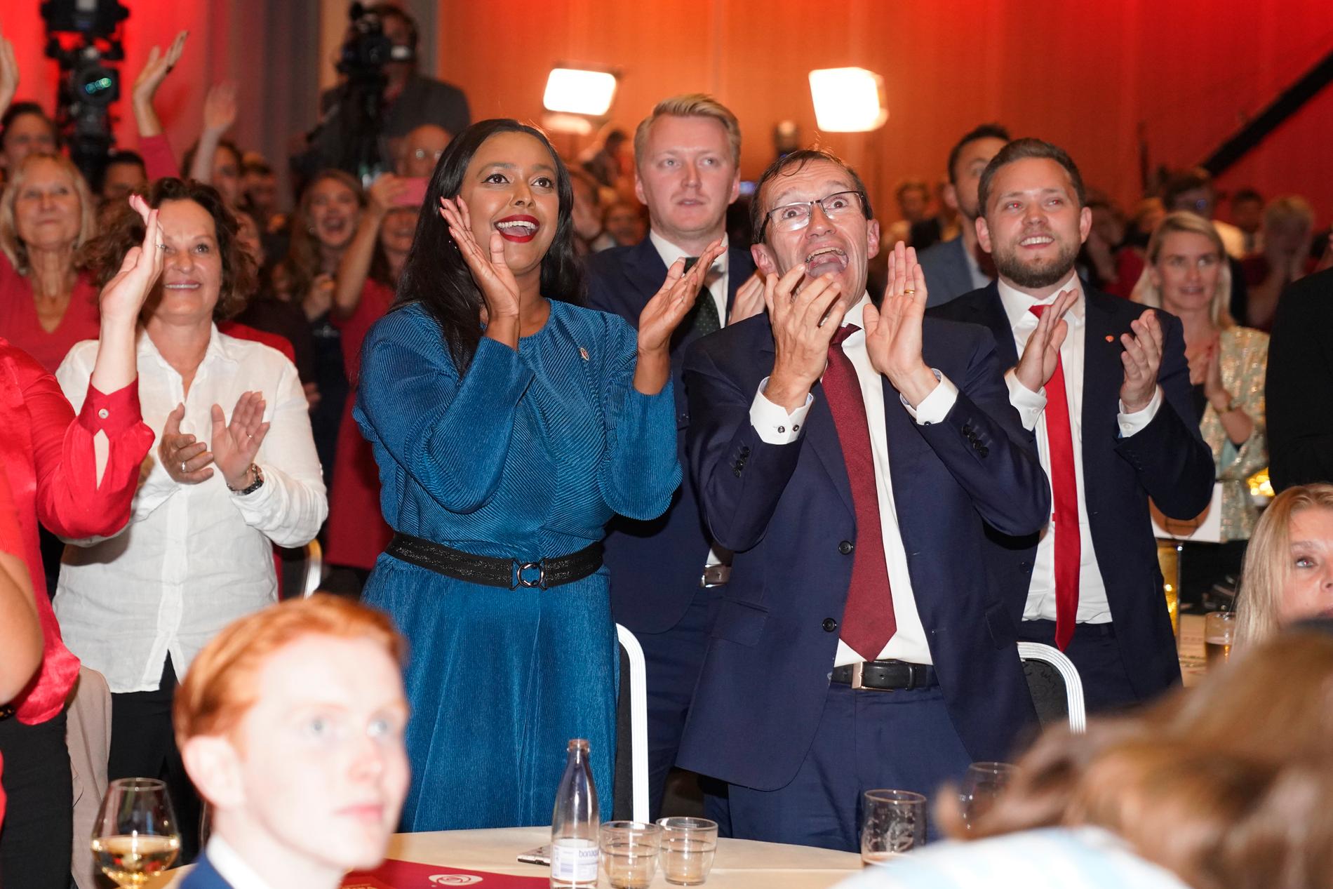 Glada miner hos det norska Arbeiderpartiets valvaka trots att partiet backar kraftigt i lokalvalen.