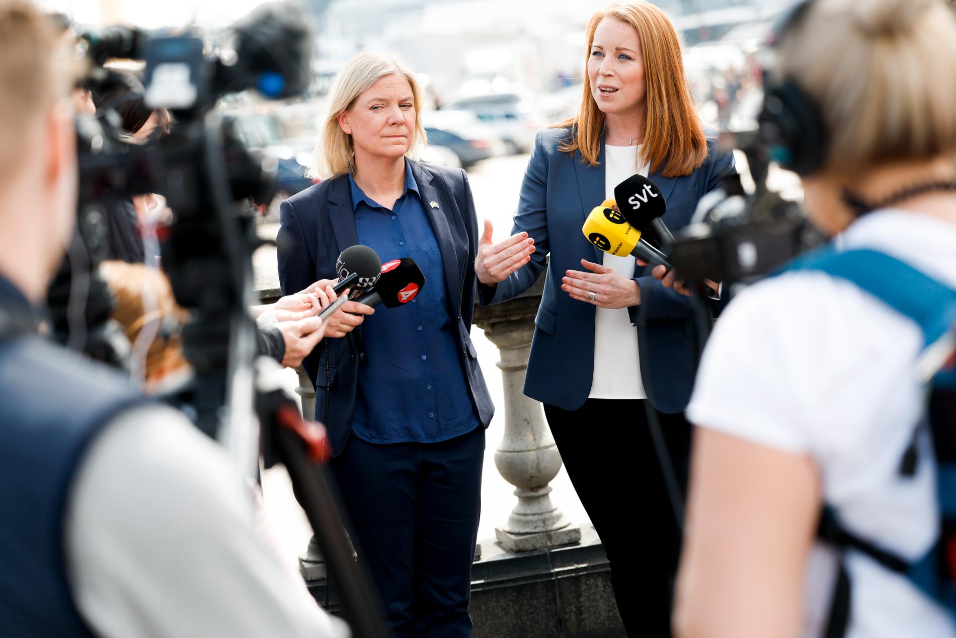 Annie Lööfs (till höger i bild) besked om att Centerpartiet stödjer regeringens vårändringsbudget innebär ett tydligare kliv mot det röda blocket och statsminister Magdalena Andersson (S) (till vänster i bild), säger två statsvetare. Arkivbild.