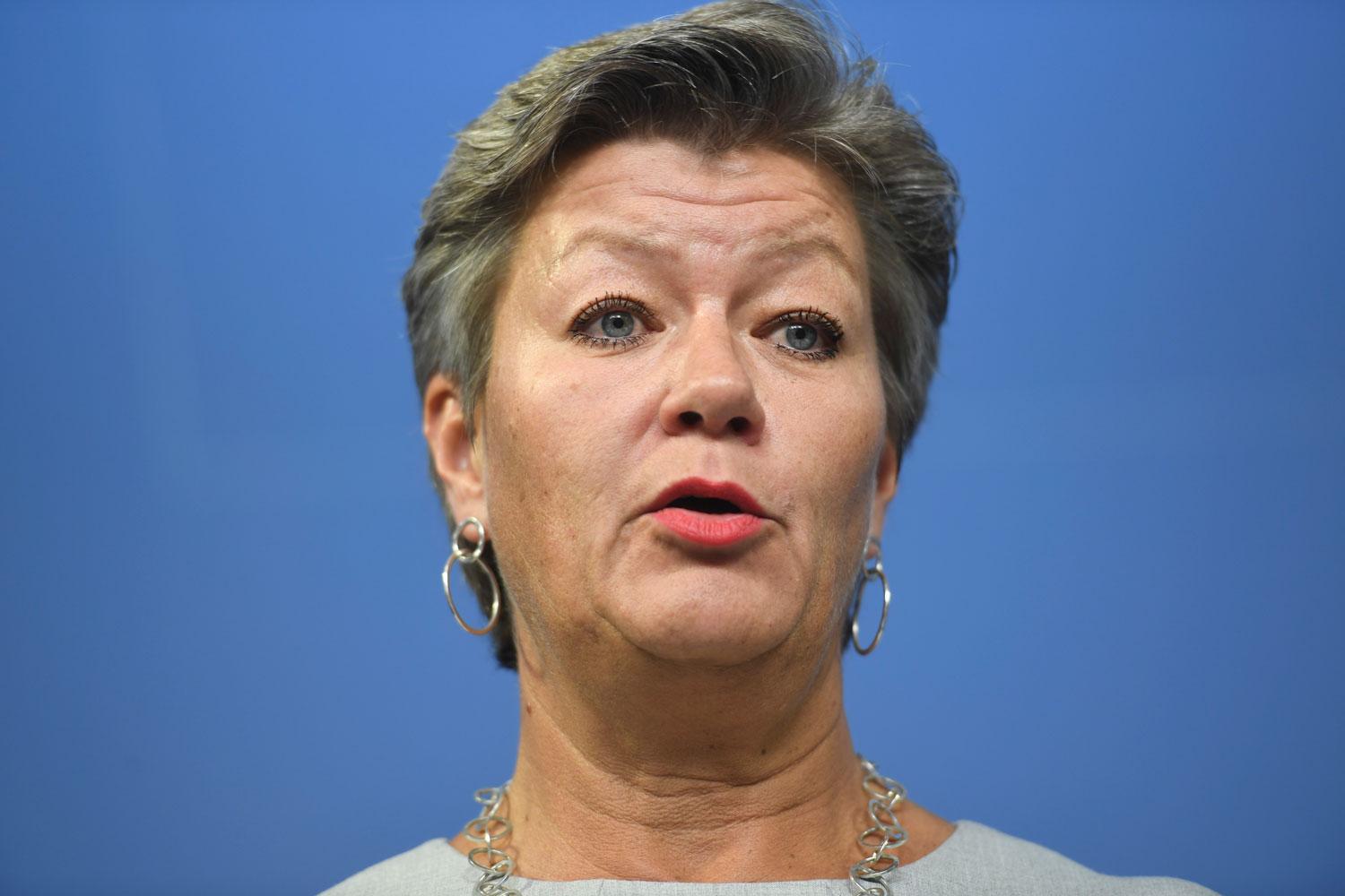 Arbetsmarknadsminister Ylva Johansson tänker inte acceptera att moderata kommuner bryter mot lagen om flyktingmottagning, och hur skulle hon kunna göra det?