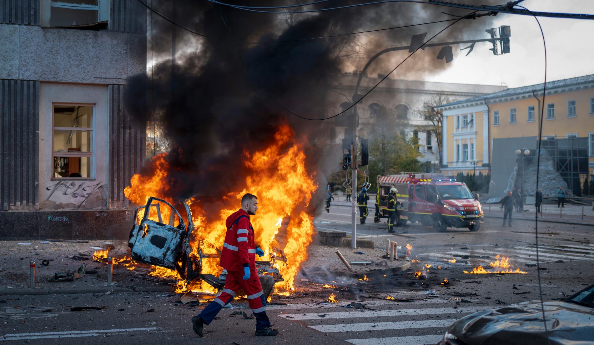 En brandhärjad bil på en gata i centrala Kiev. Attackerna var de första i huvudstaden på flera månader.