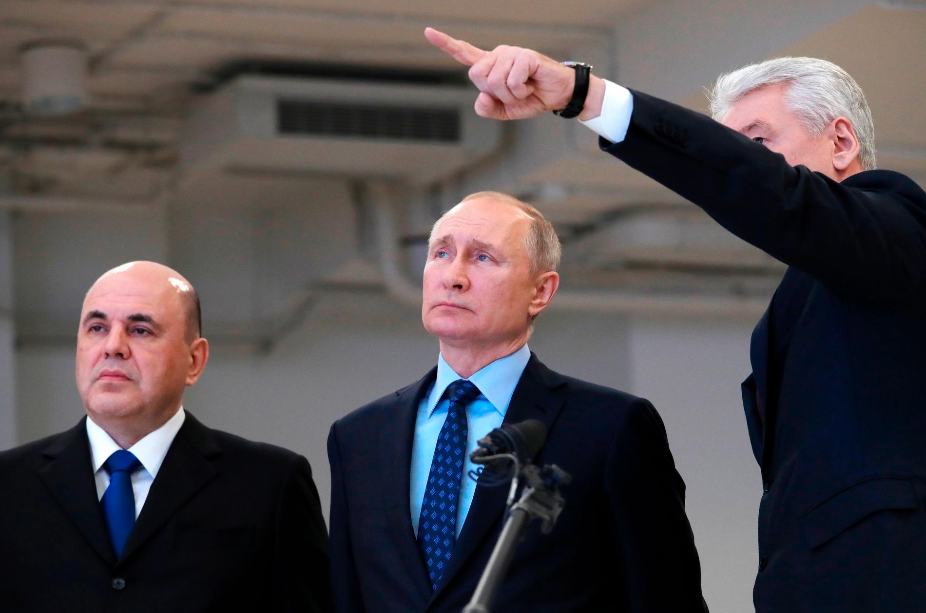 Rysslands president Vladimir Putin (i mitten) besöker ett nytt center för övervakning av coronavirus i Moskva. Bilden togs i tisdags.