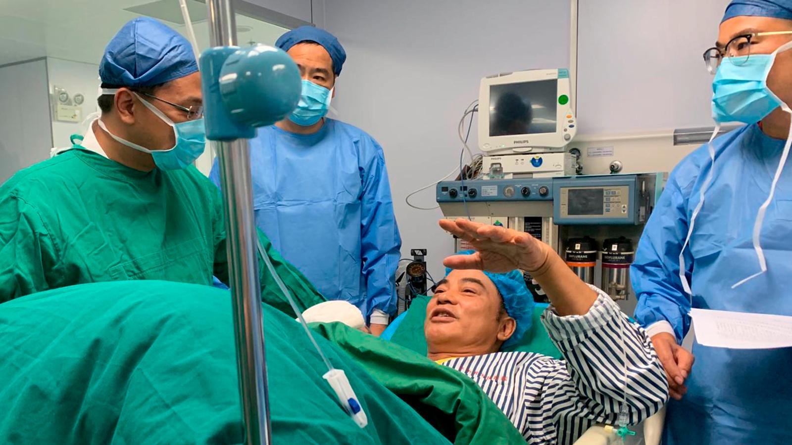Simon Yam vårdas på sjukhus för sina skador efter attacken i staden Zhongshan.