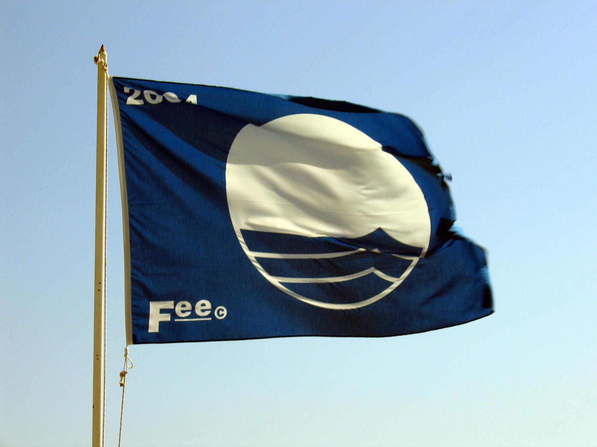 Blå flagg på en strand på den grekiska ön Kreta. Arkivbild.