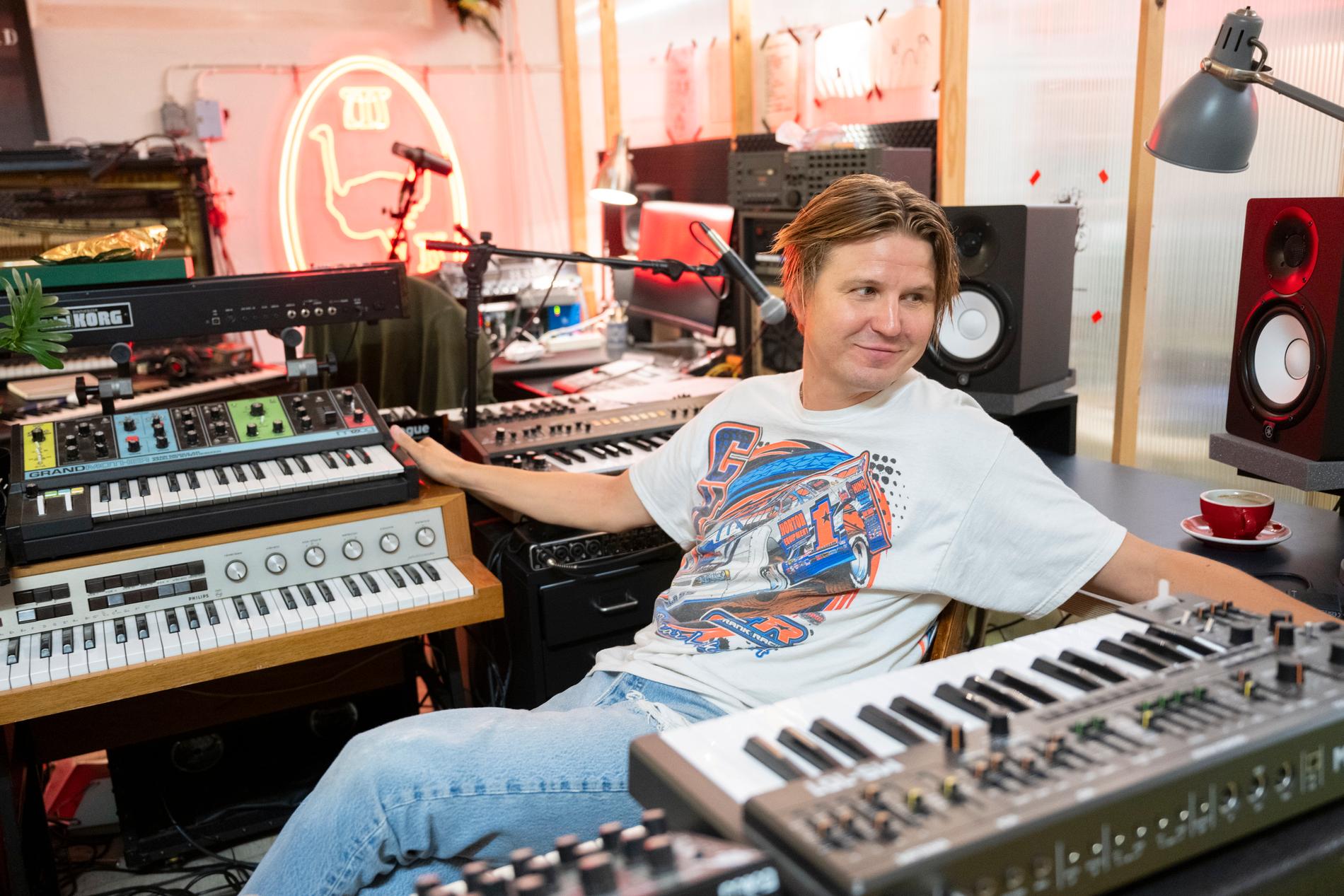 "Jag älskar den här källaren", säger Markus Krunegård om sin studio på Södermalm i Stockholm.