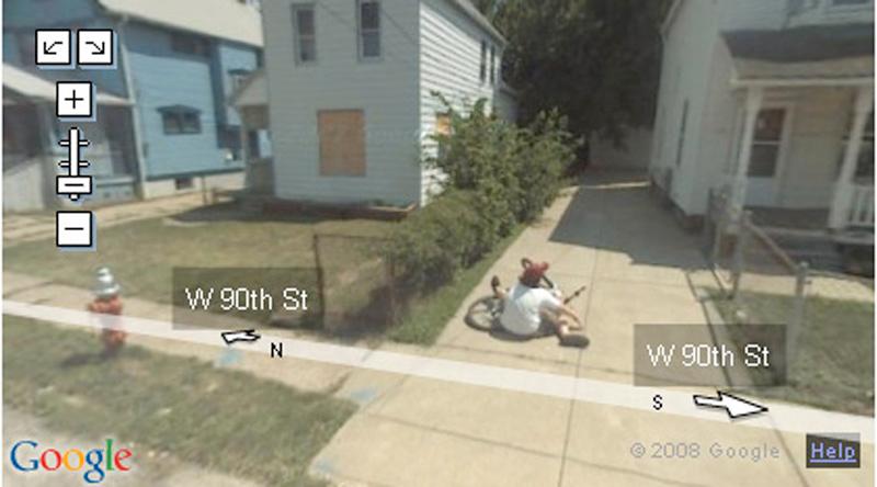 En pojke ramlar med cykeln – precis bredvid Googlebilen. Cleveland, Ohio, USA