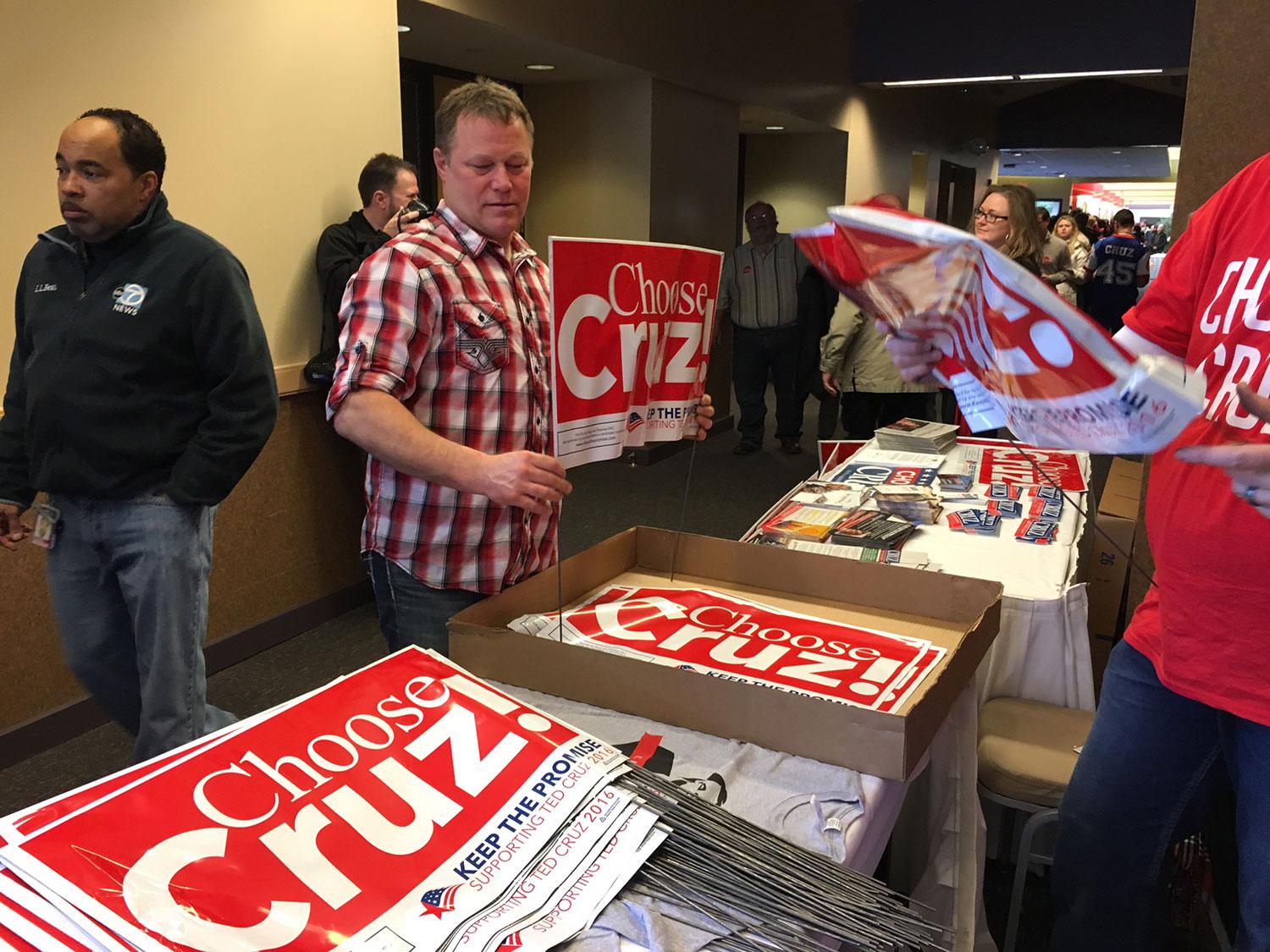 Vid ingången får alla röda klisterlappar med Cruz namn på.