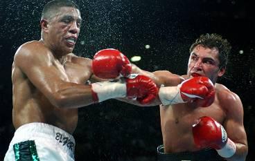 Det blev en stentuff kamp men Oscar De La Hoya slog Fernando Vargas och tog över WBA-titel.