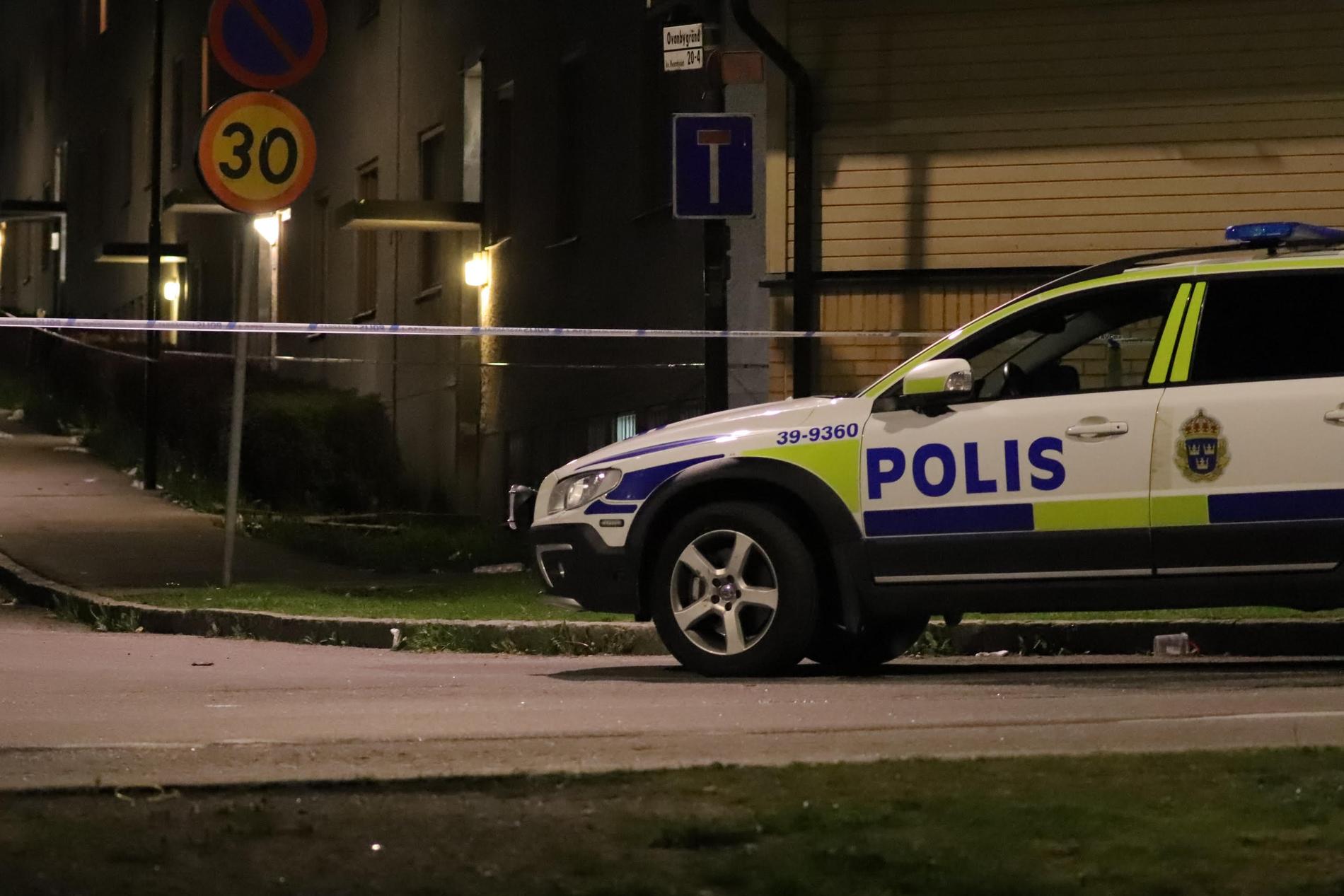 Två män besköts i en bil i Rinkeby på lördagskvällen.