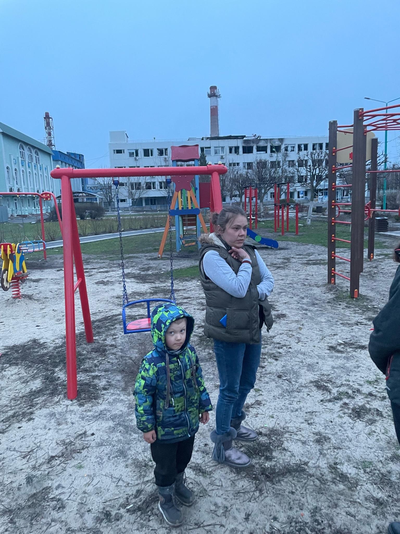 En kvinna leker med sin son på en lekplats i Irpin utanför Kiev. Hon vet inte var maken är, eller om han ens är vid liv.