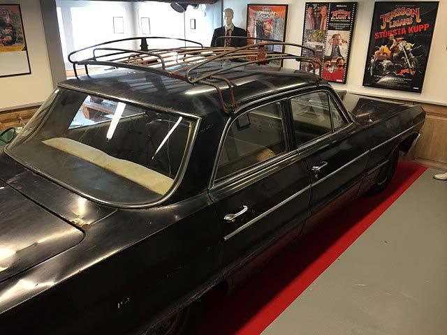 Jönssonligans klassiska bil, en Chevrolet Impala från 1964 står i ett privat garage. Massvis med fans vill lägga vantarna på den, men bilen är inte till salu.