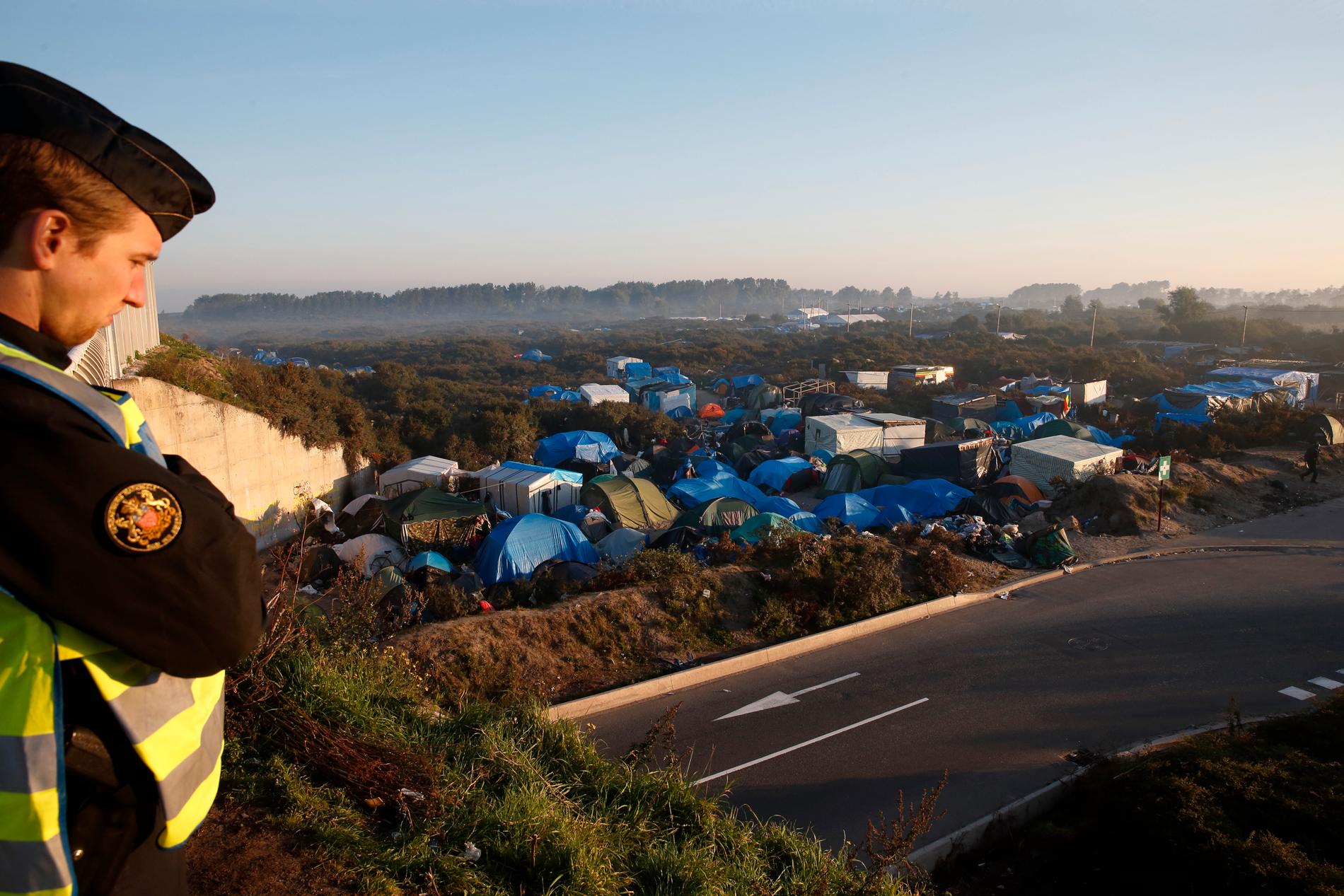 Omkring 3 000 migranter har slagit läger på den franska sidan av tunneln.