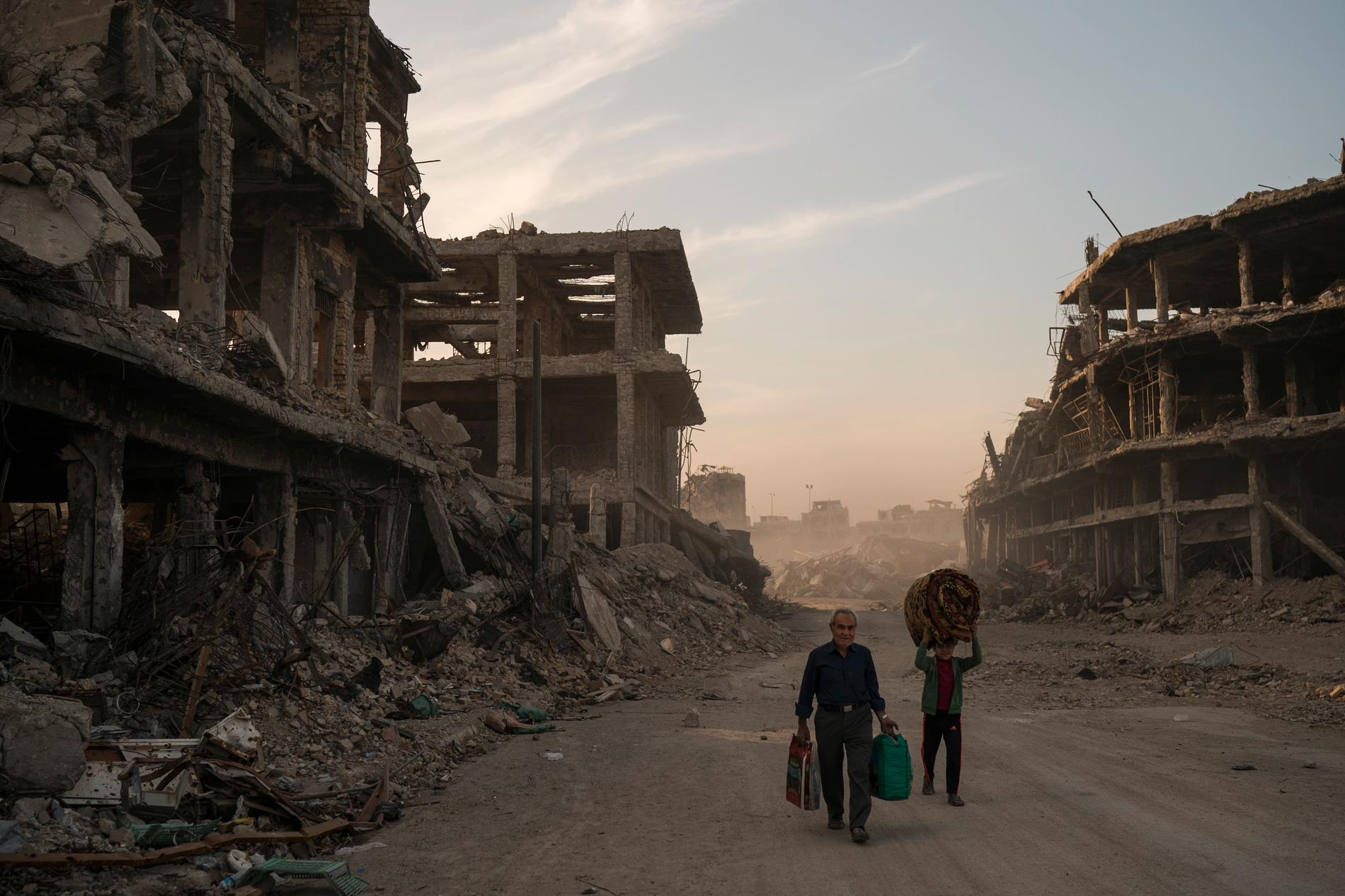 Det har gått ett år sedan Bagdad utropade seger mot IS – efter en förödande kamp. På bilden syns Haidr och Abdullah som flyttade tillbaka till Mosul efter det att extremisterna drivits ut från den irakiska staden. Bild från november 2017.