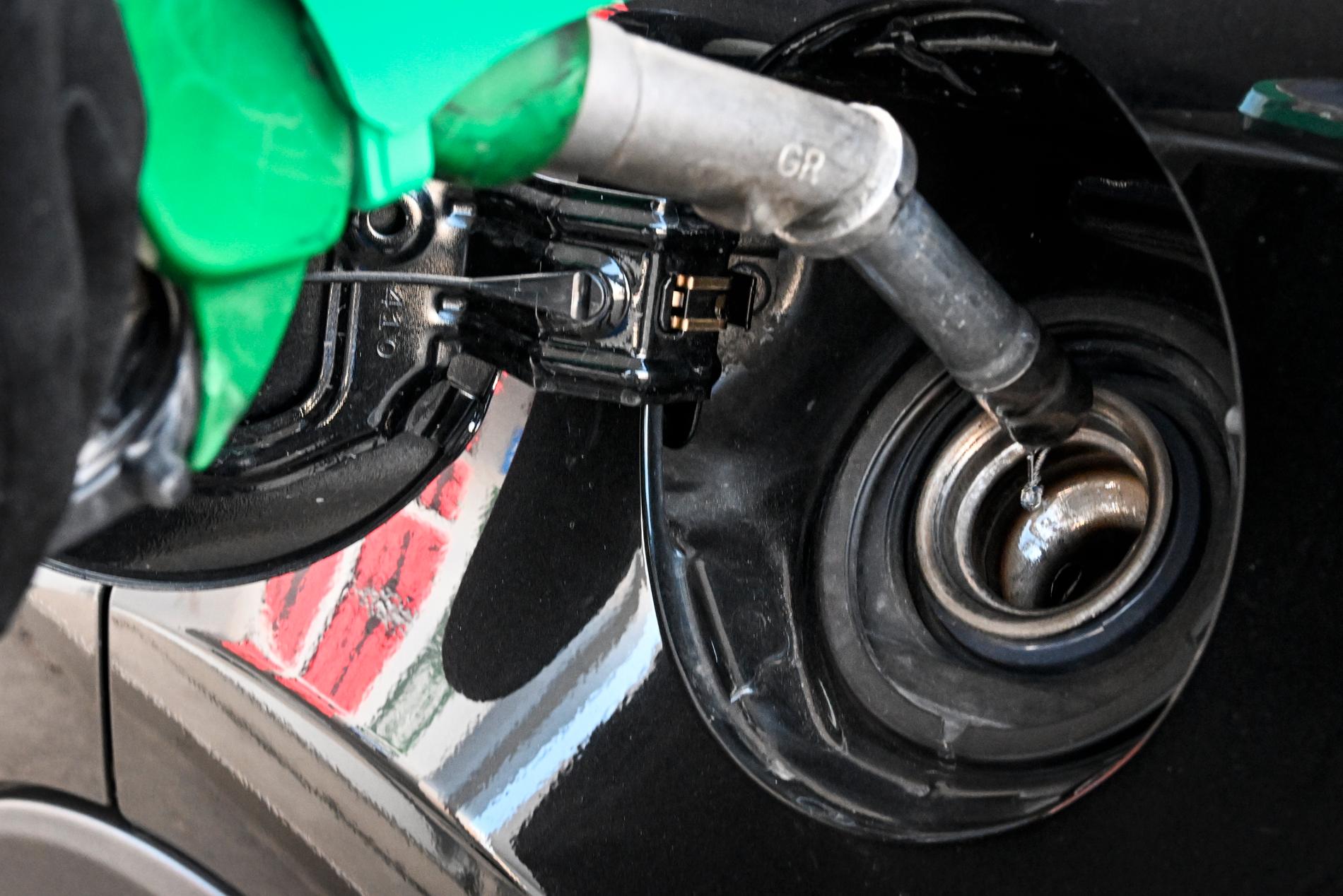 Västägda oljebolag gör mångmiljardvinster på att vanliga konsumenter tvingas betala mer för bensin och diesel.